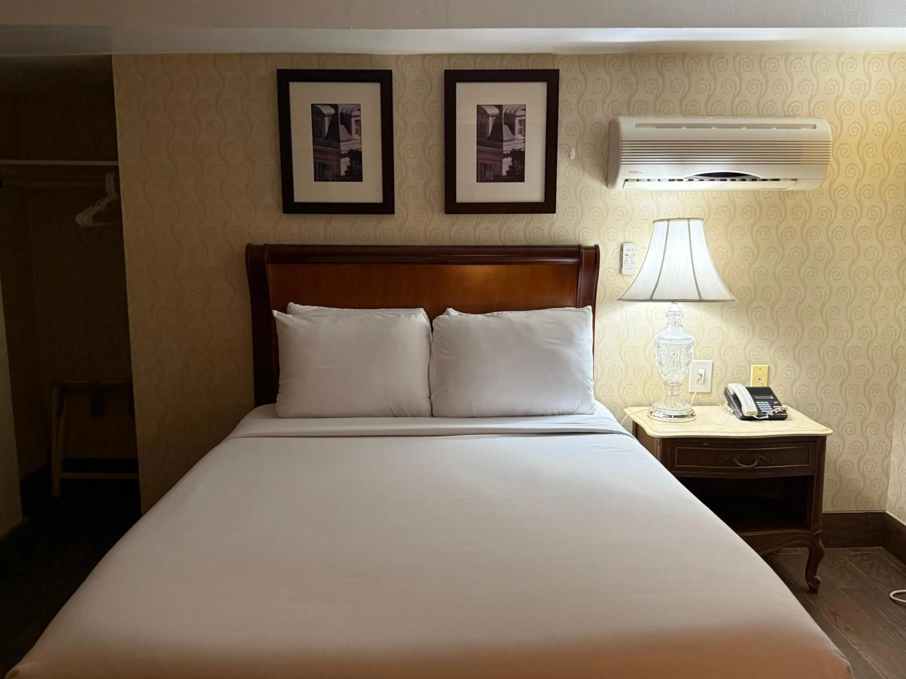 Bed in Windsor Inn Hotel