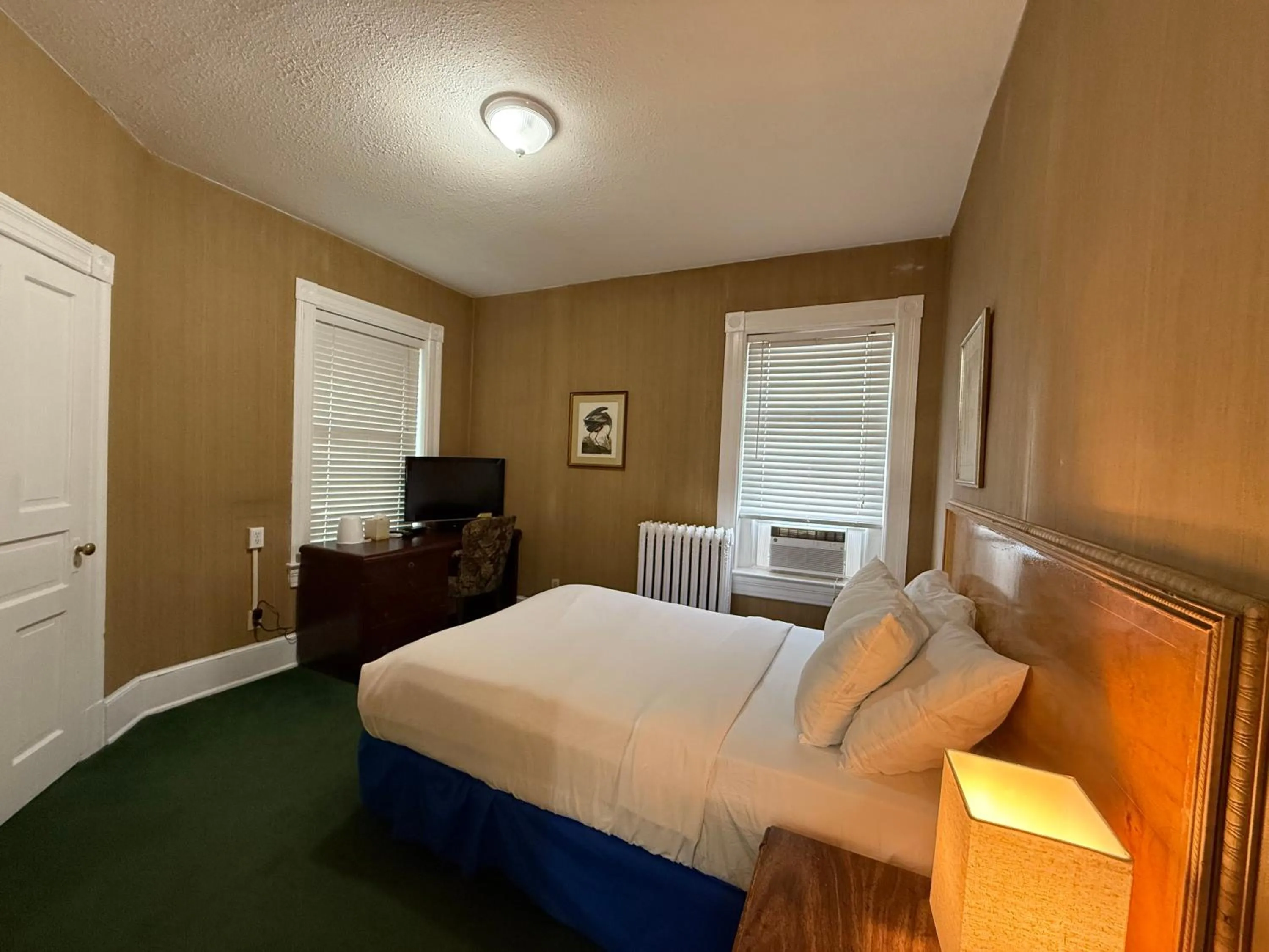 Bed in Windsor Inn Hotel