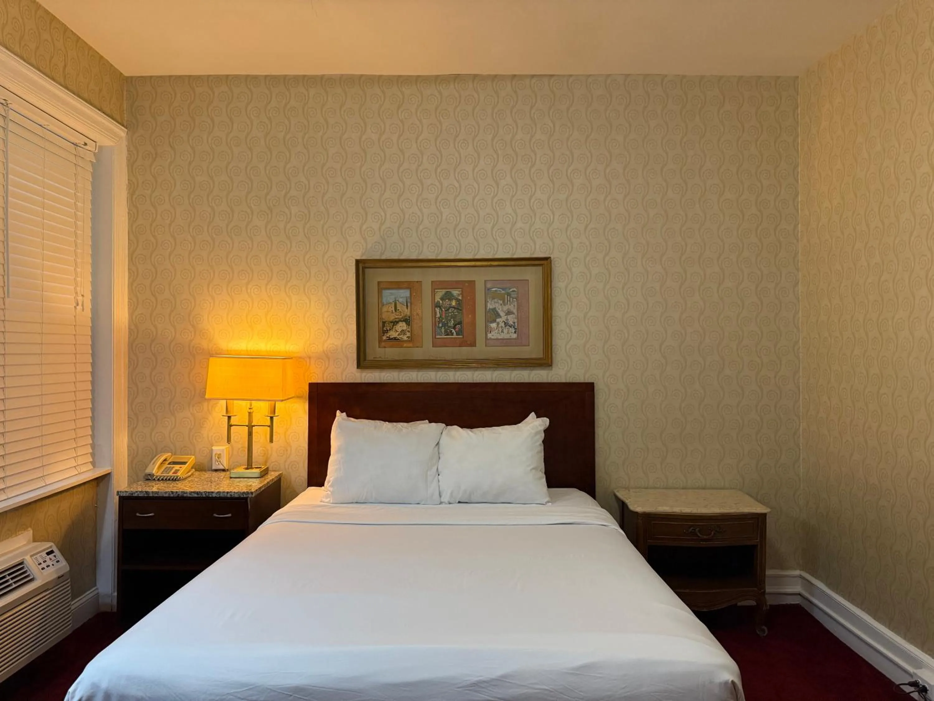 Bed in Windsor Inn Hotel