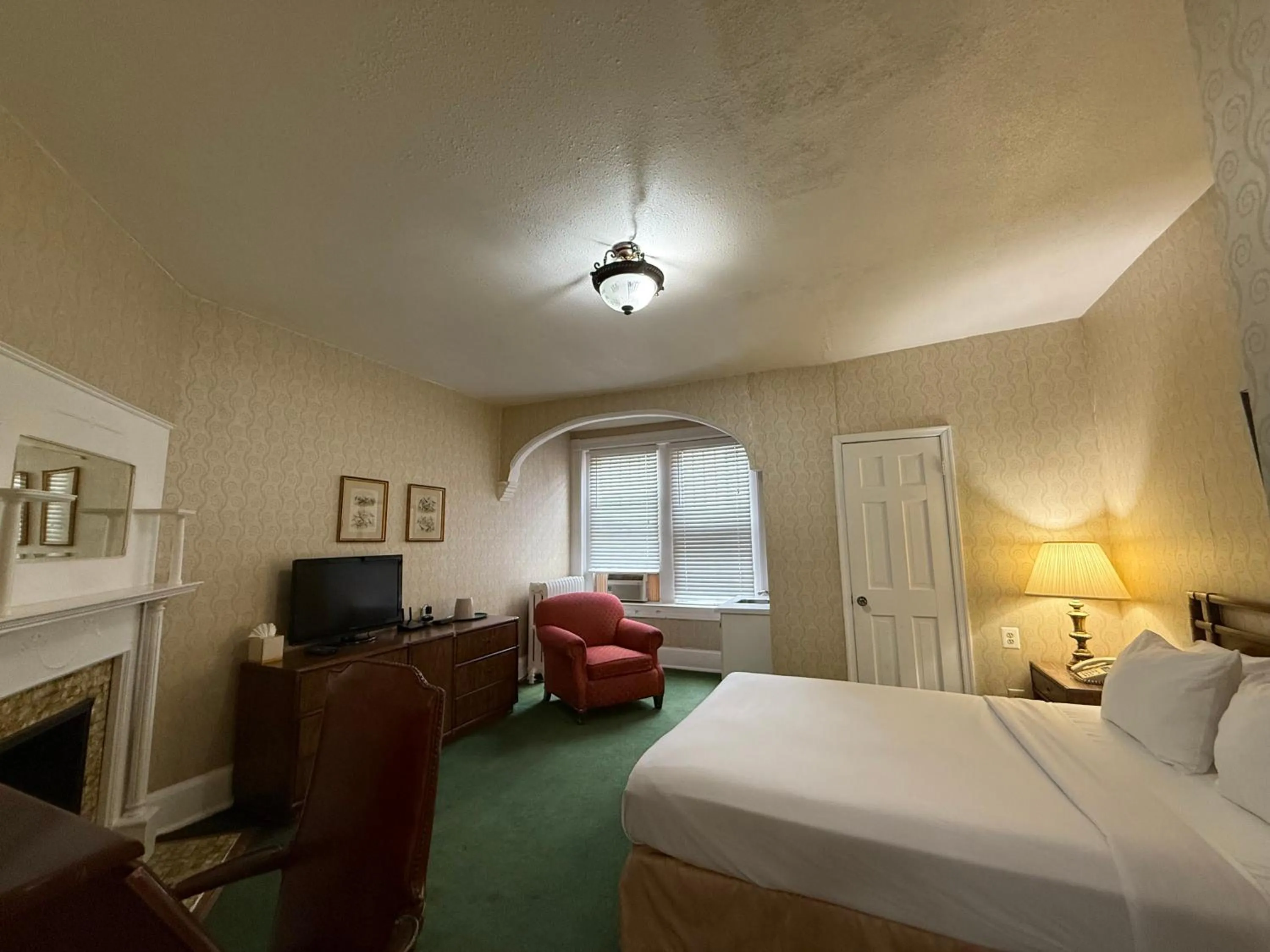 Bed in Windsor Inn Hotel