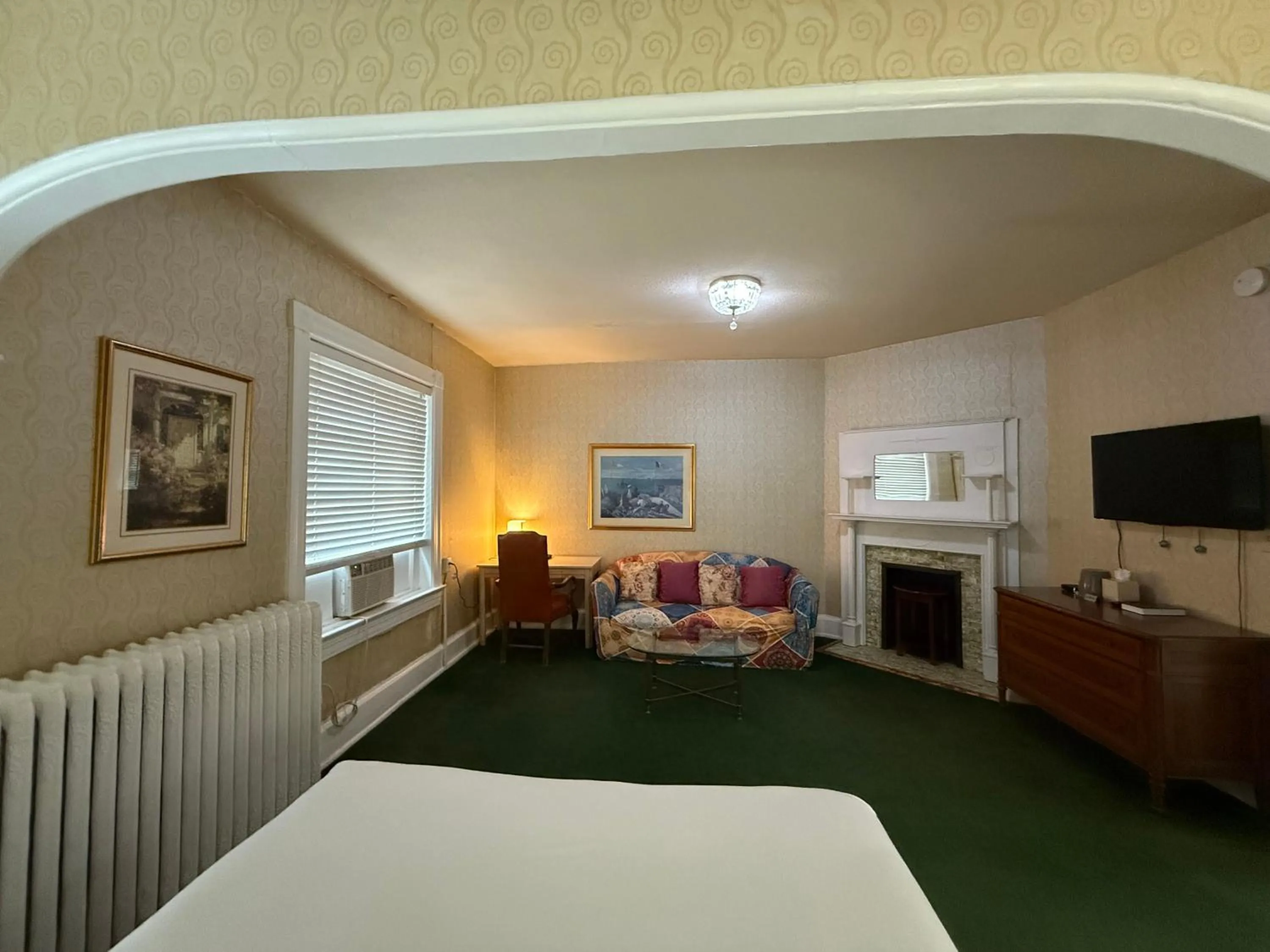 Bed in Windsor Inn Hotel