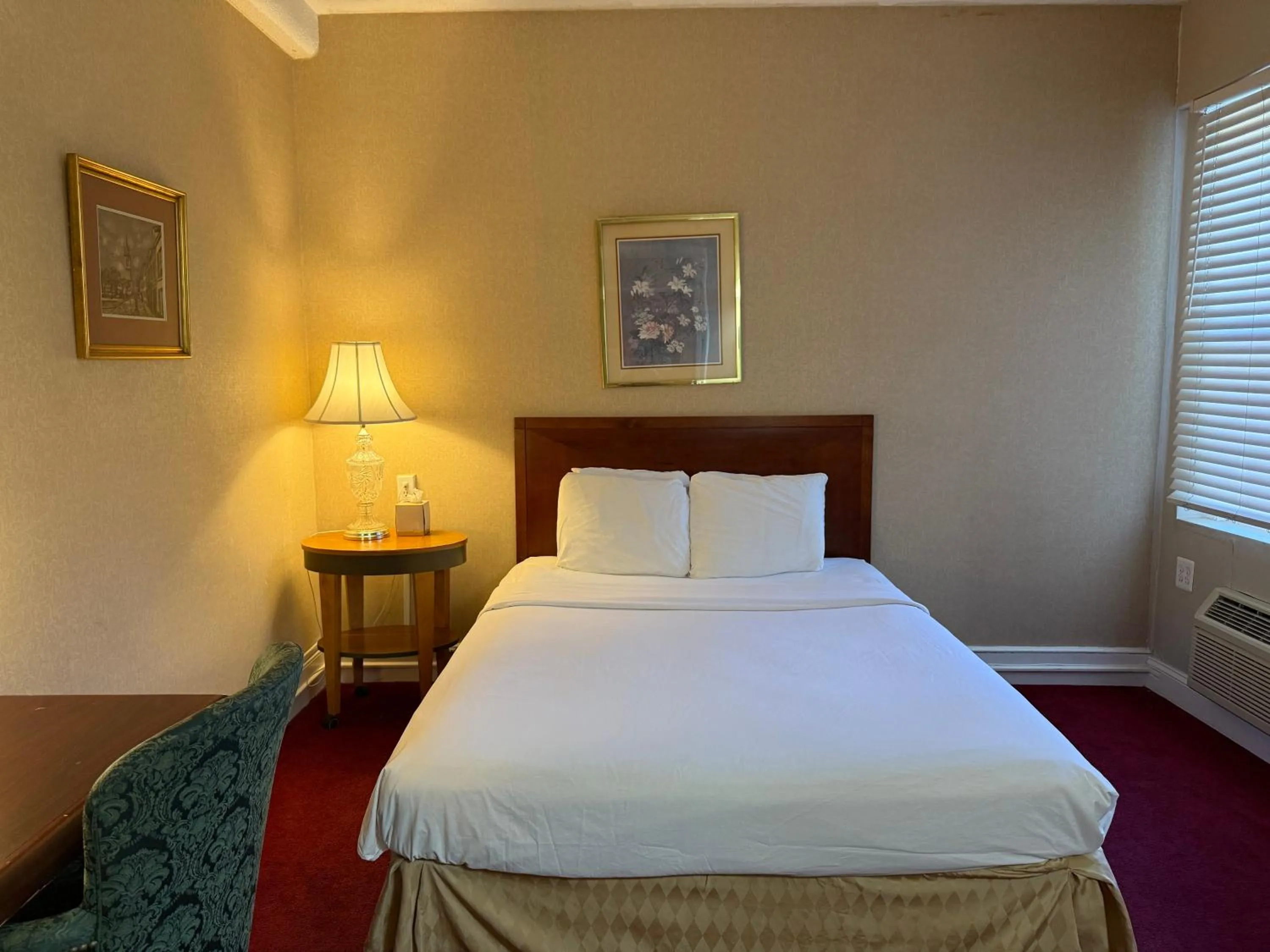 Bed in Windsor Inn Hotel