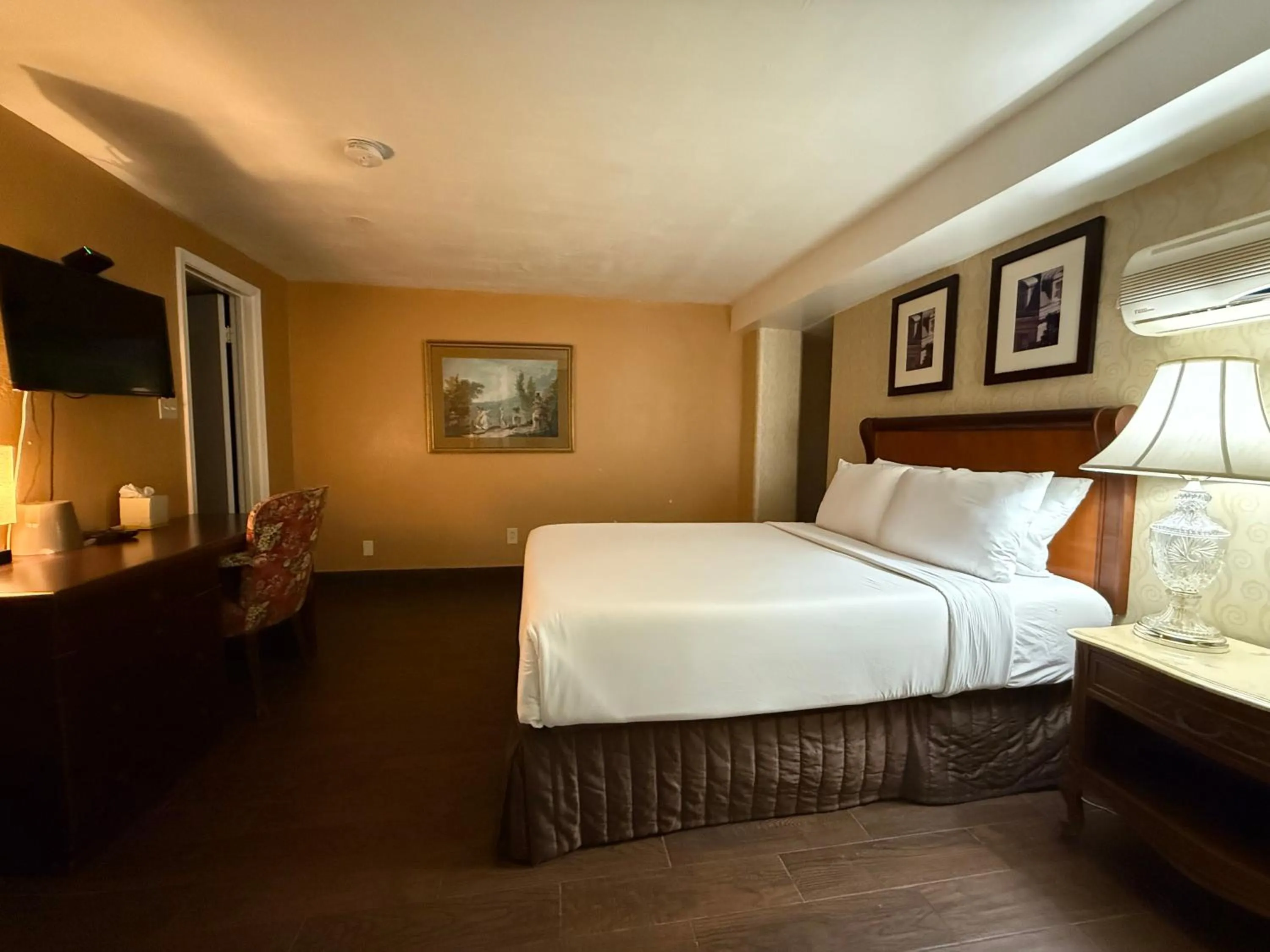 Bed in Windsor Inn Hotel