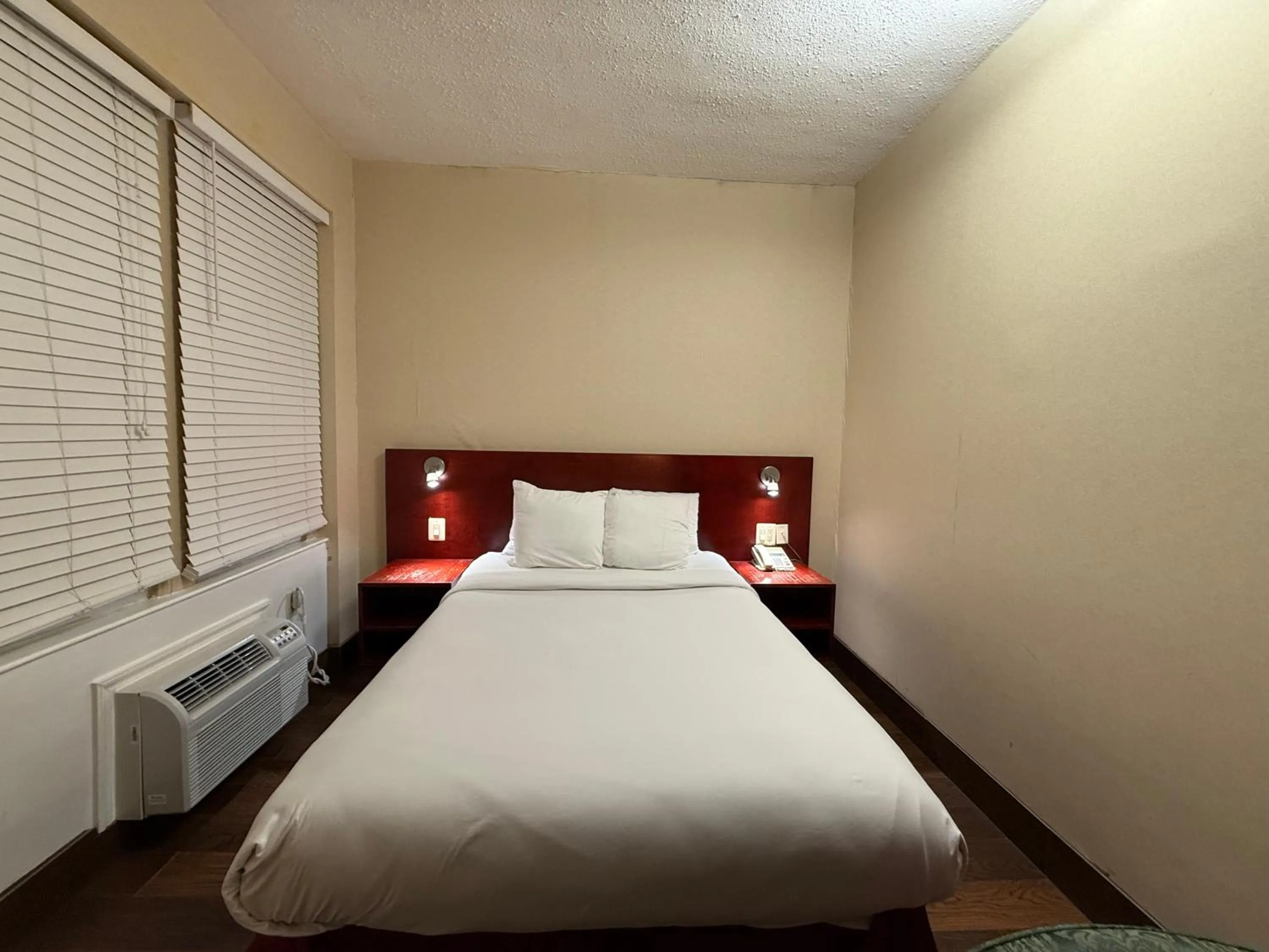 Bed in Windsor Inn Hotel