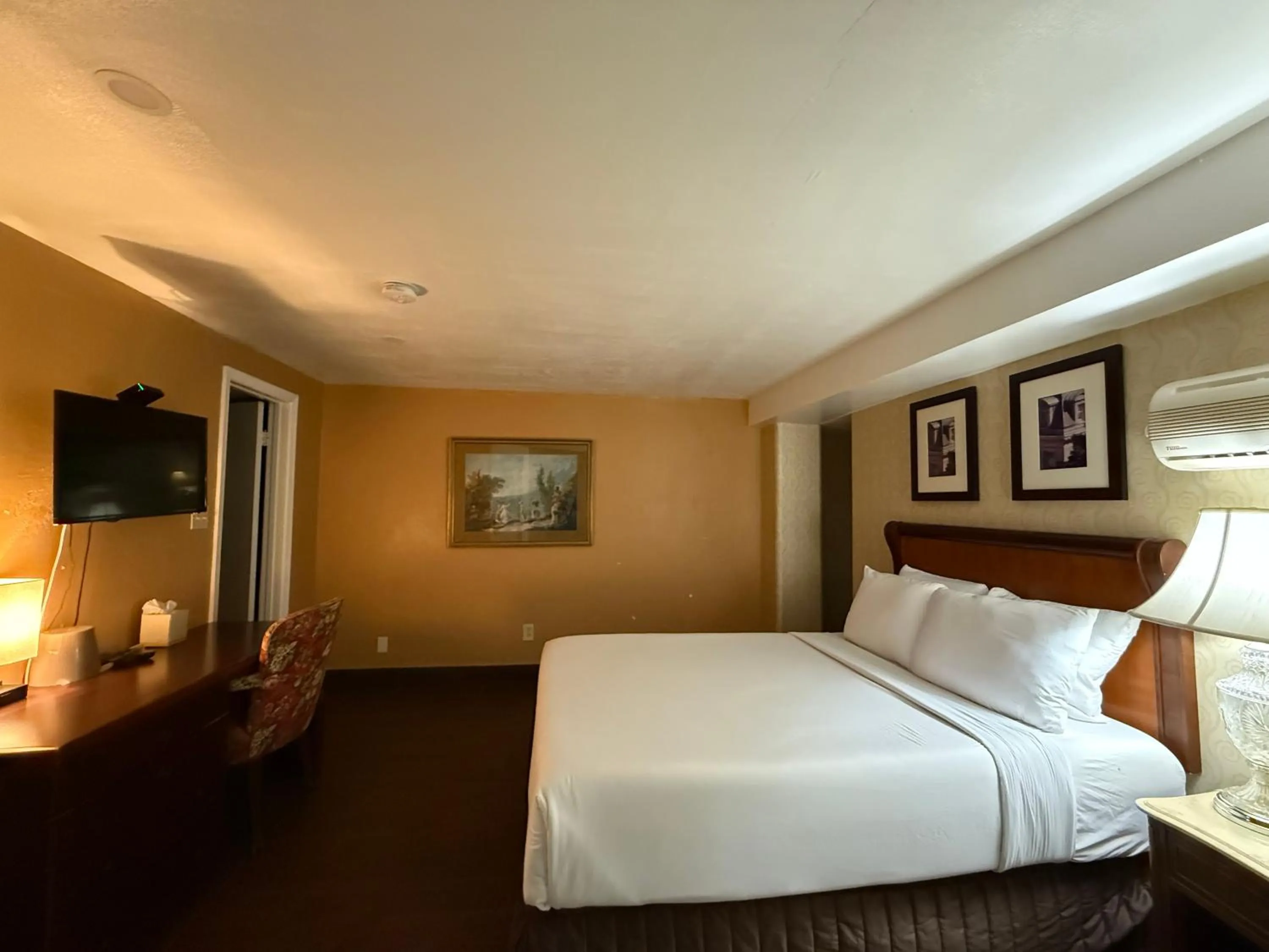 Bed in Windsor Inn Hotel