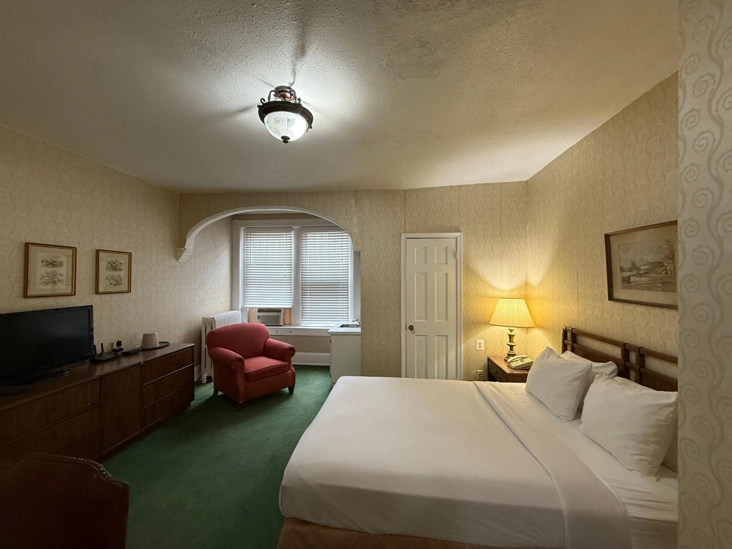 Bed in Windsor Inn Hotel