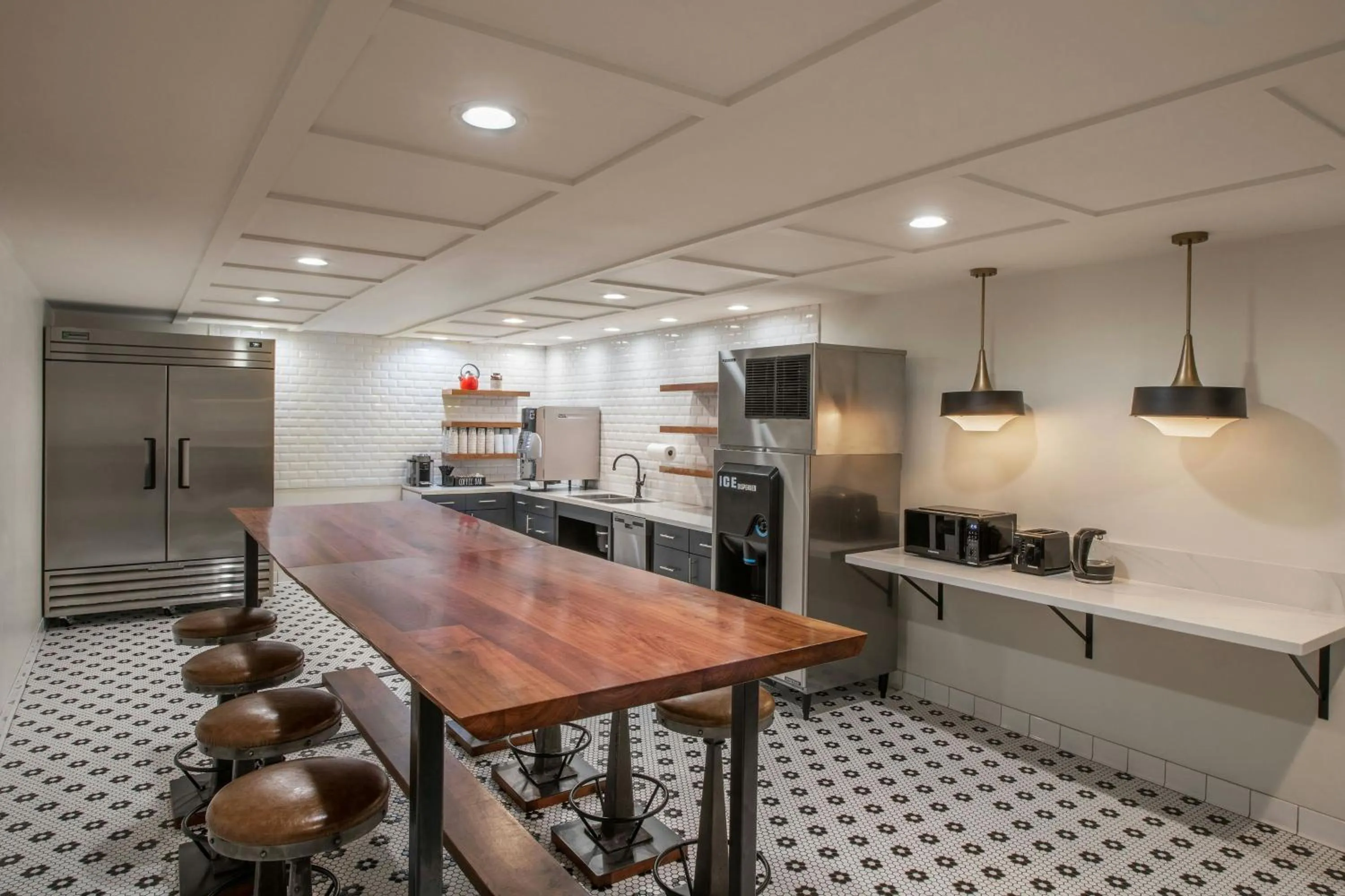 Lounge or bar in FOUND Hotel, Santa Monica, Series by Marriott