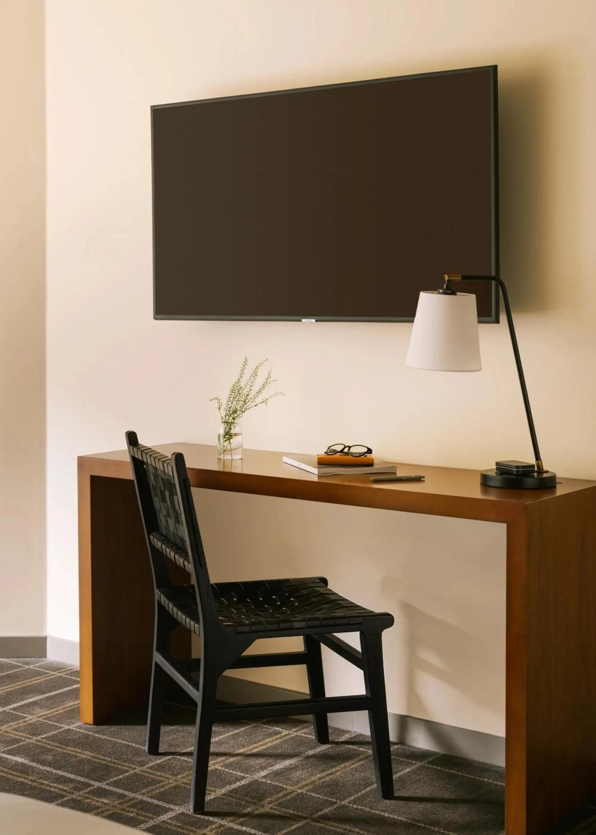 TV and multimedia in FOUND Hotel, Santa Monica, Series by Marriott