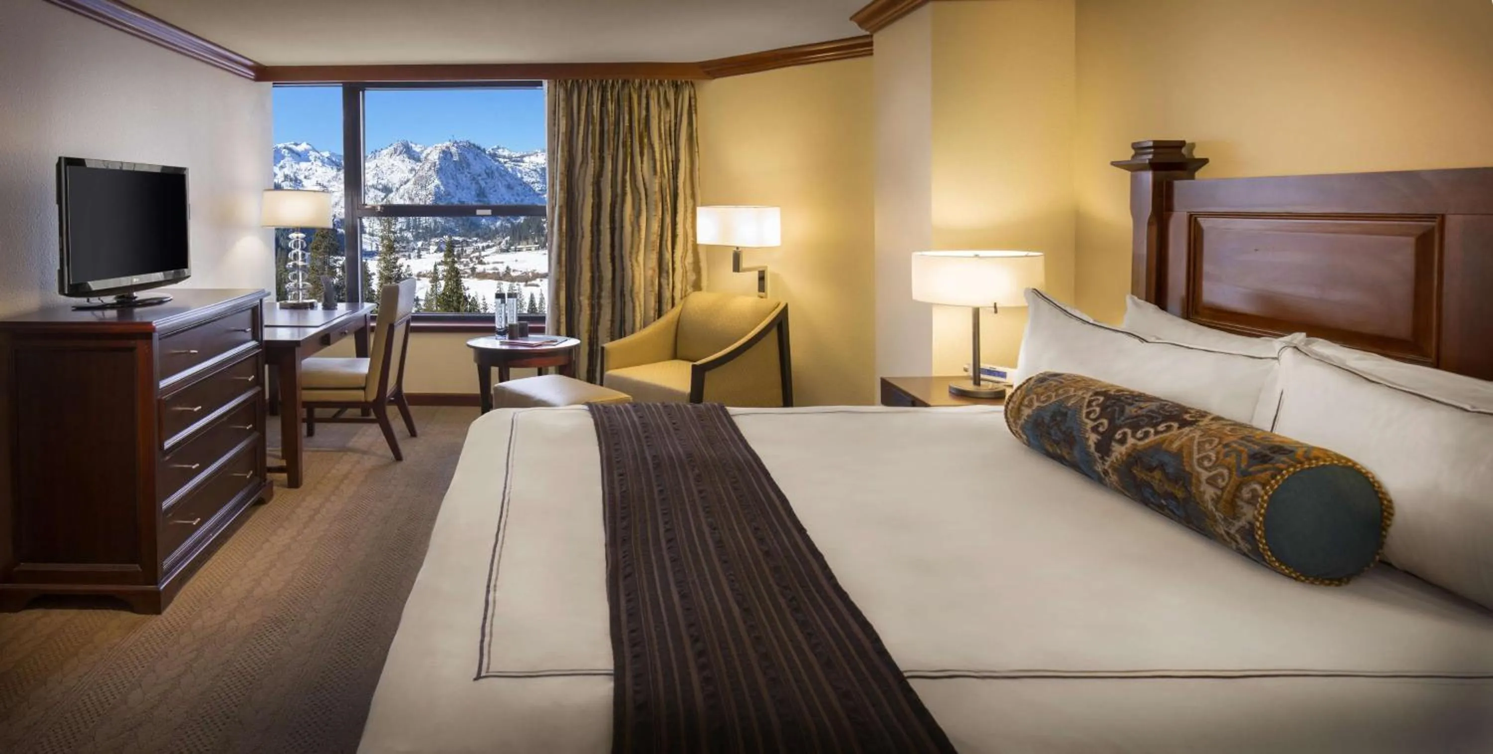 Bedroom, Bed in Everline Resort and Spa, Lake Tahoe