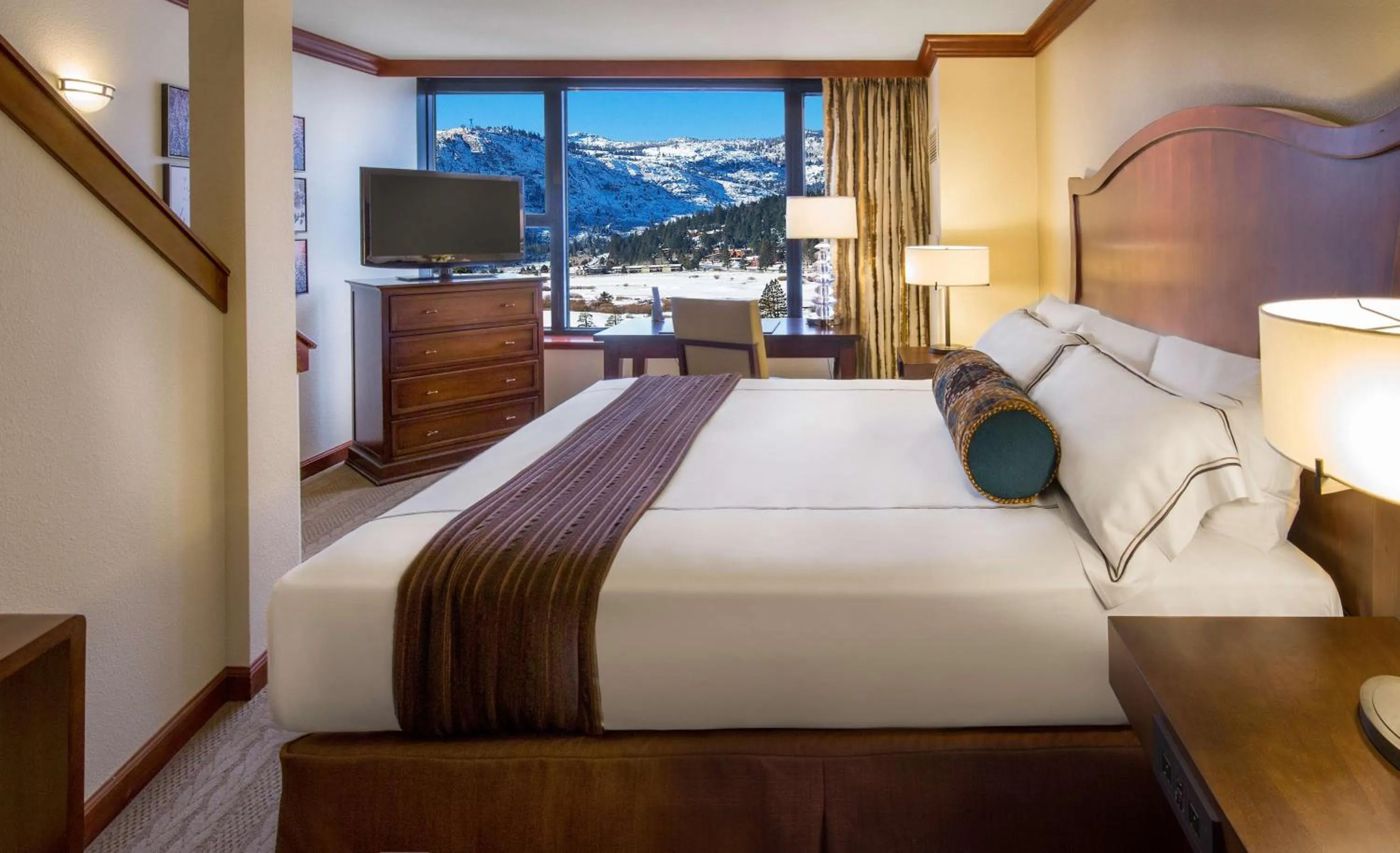 Photo of the whole room, Bed in Everline Resort and Spa, Lake Tahoe