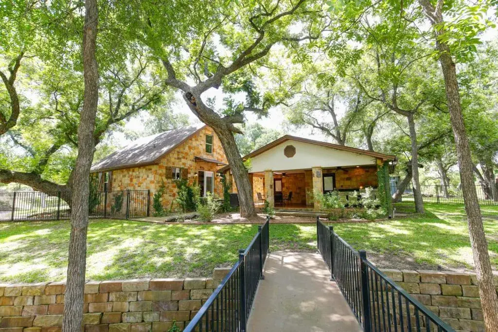 Lake LBJ 4BR Home w/ Boat Deck, Huge Yard Lake LBJ 4BR Home w/ Boat Deck, Huge Yard