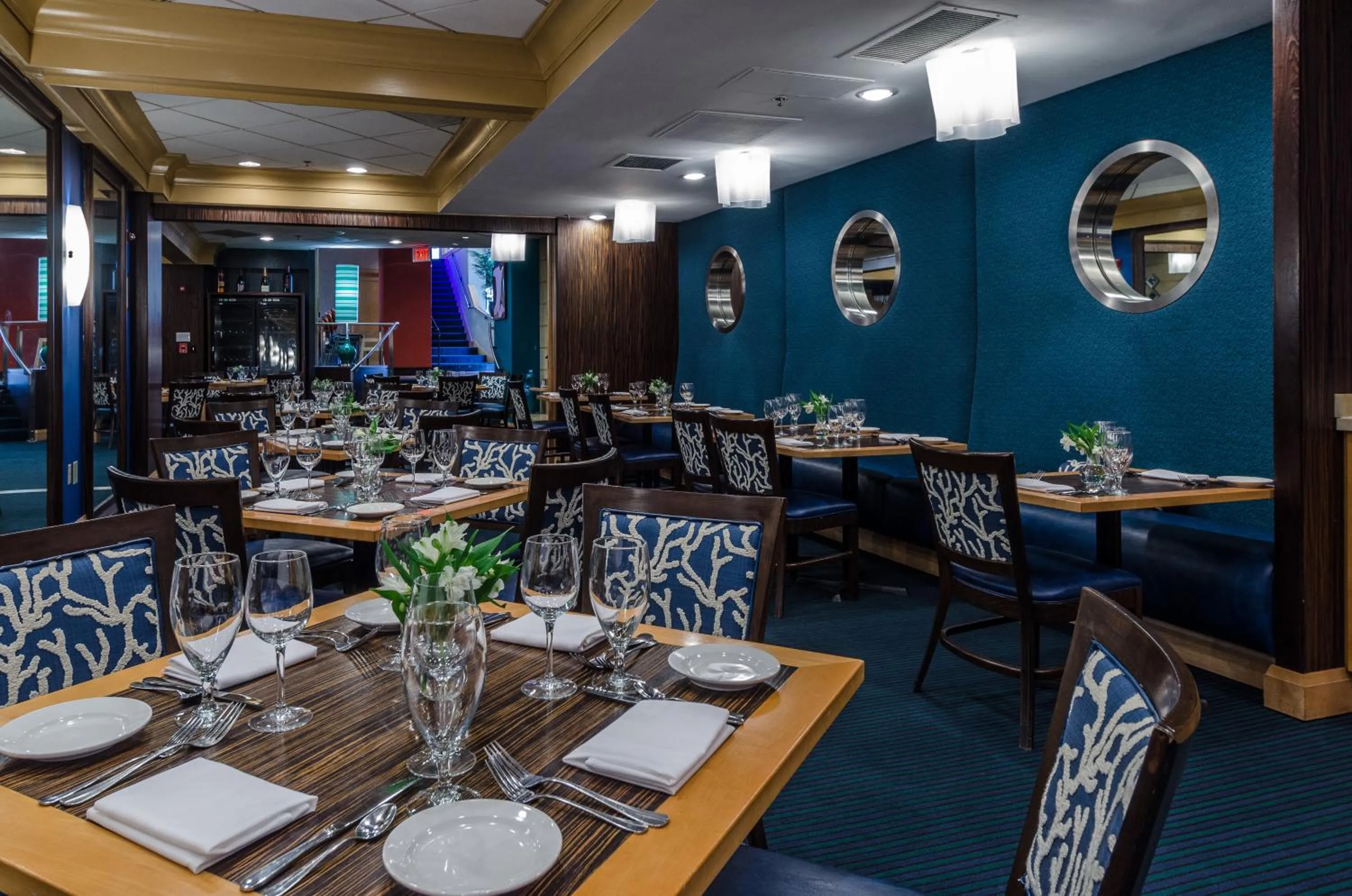 Restaurant/places to eat in Beacon Hotel & Corporate Quarters