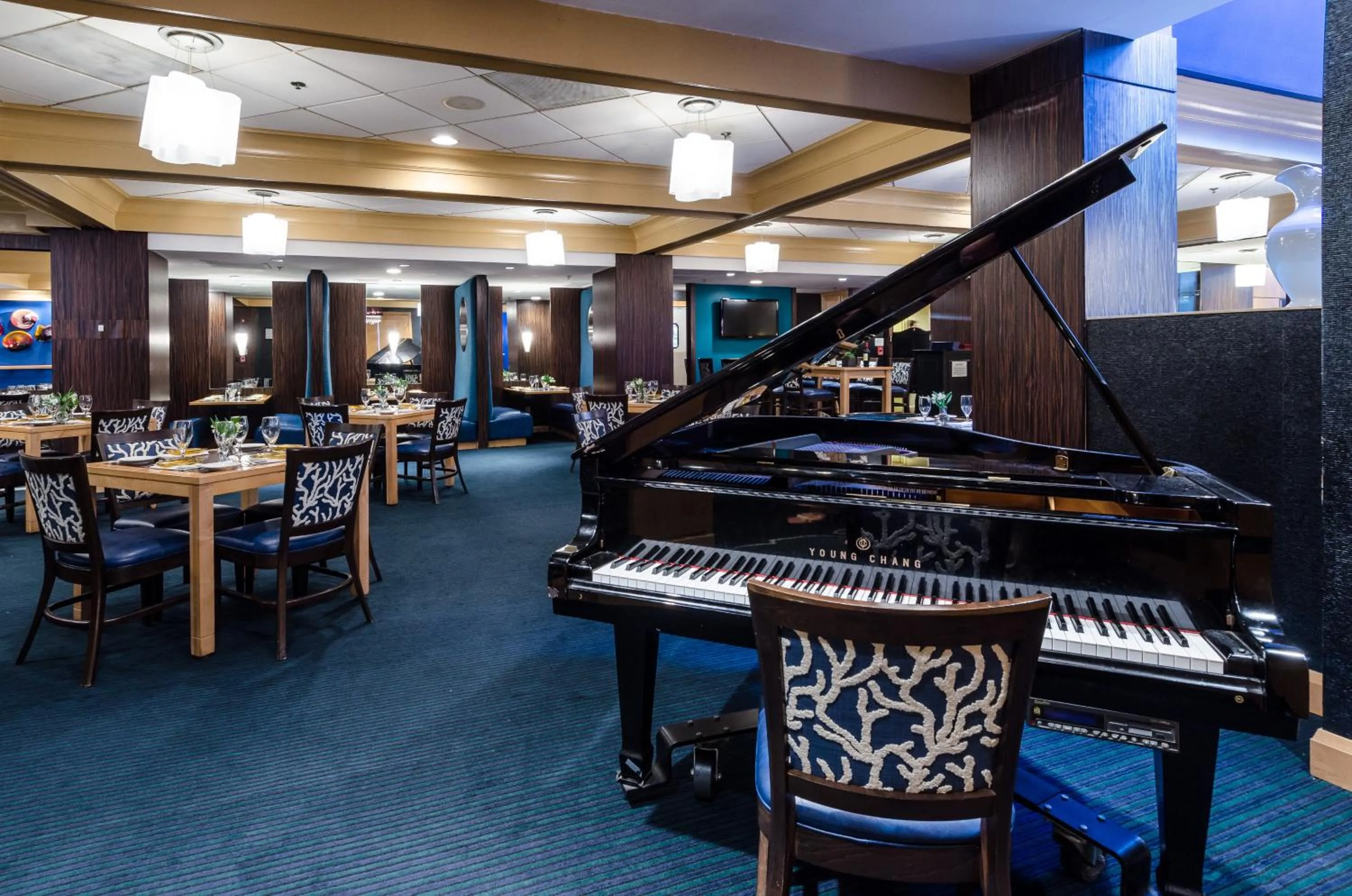 Restaurant/places to eat in Beacon Hotel & Corporate Quarters