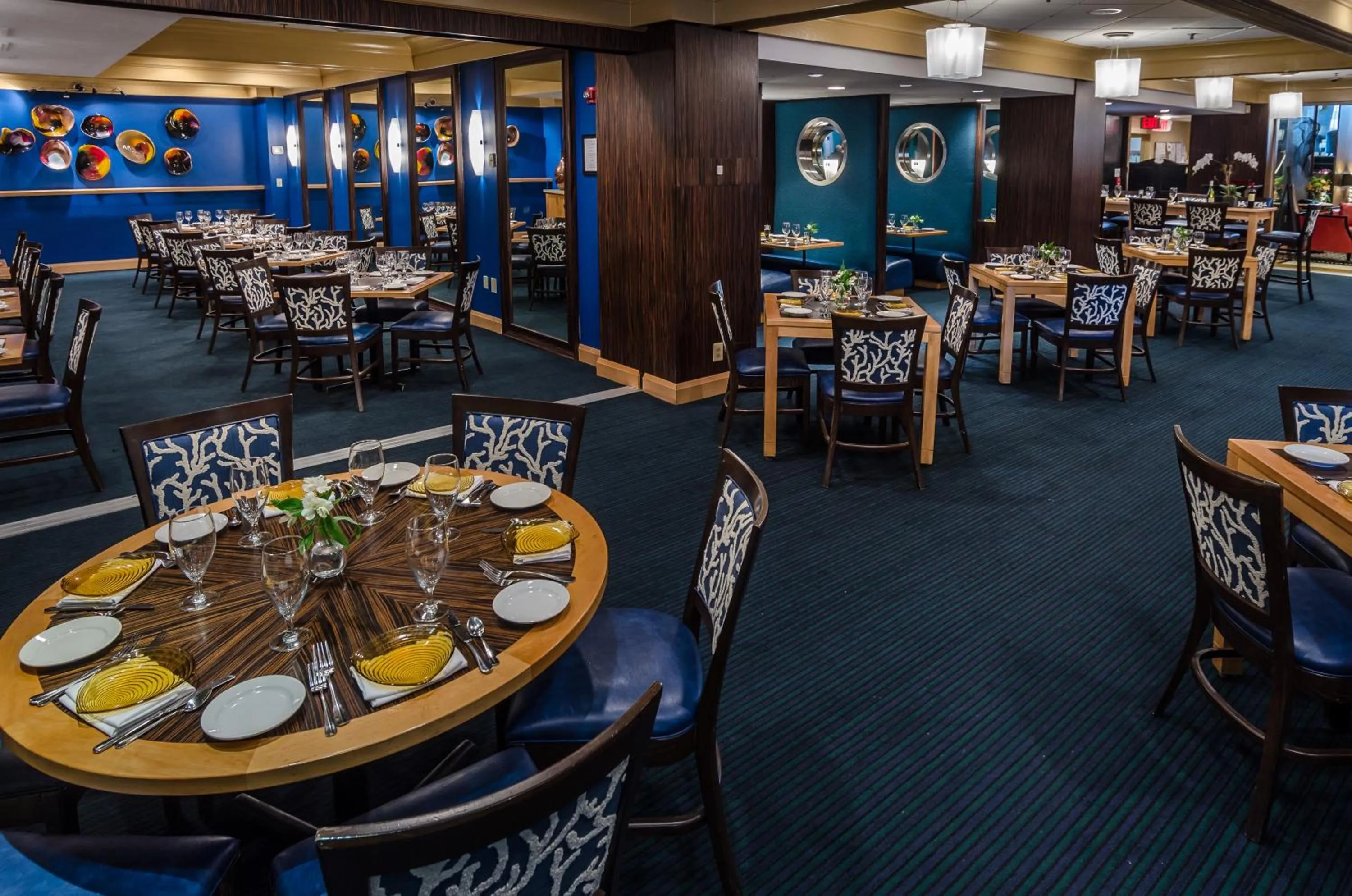 Restaurant/places to eat in Beacon Hotel & Corporate Quarters