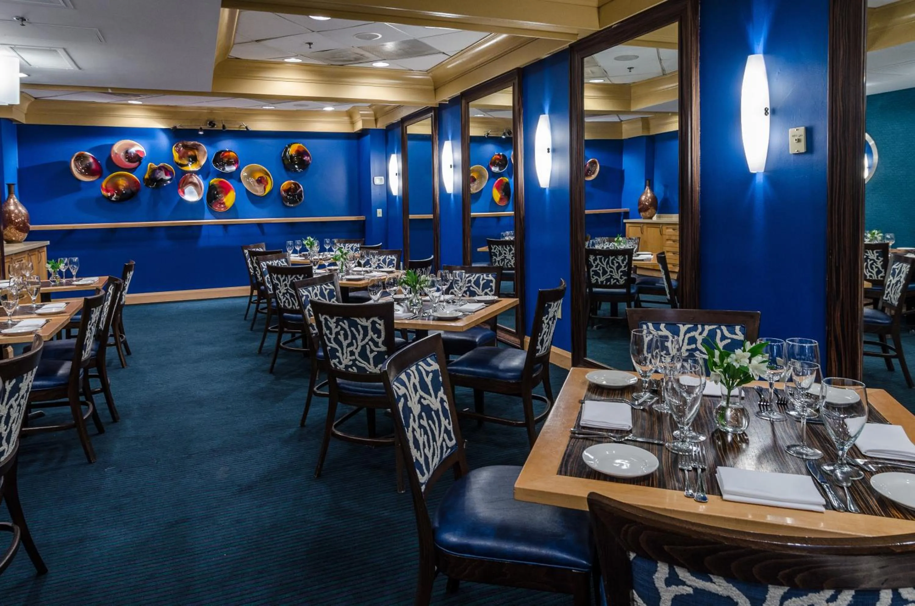 Restaurant/places to eat in Beacon Hotel & Corporate Quarters