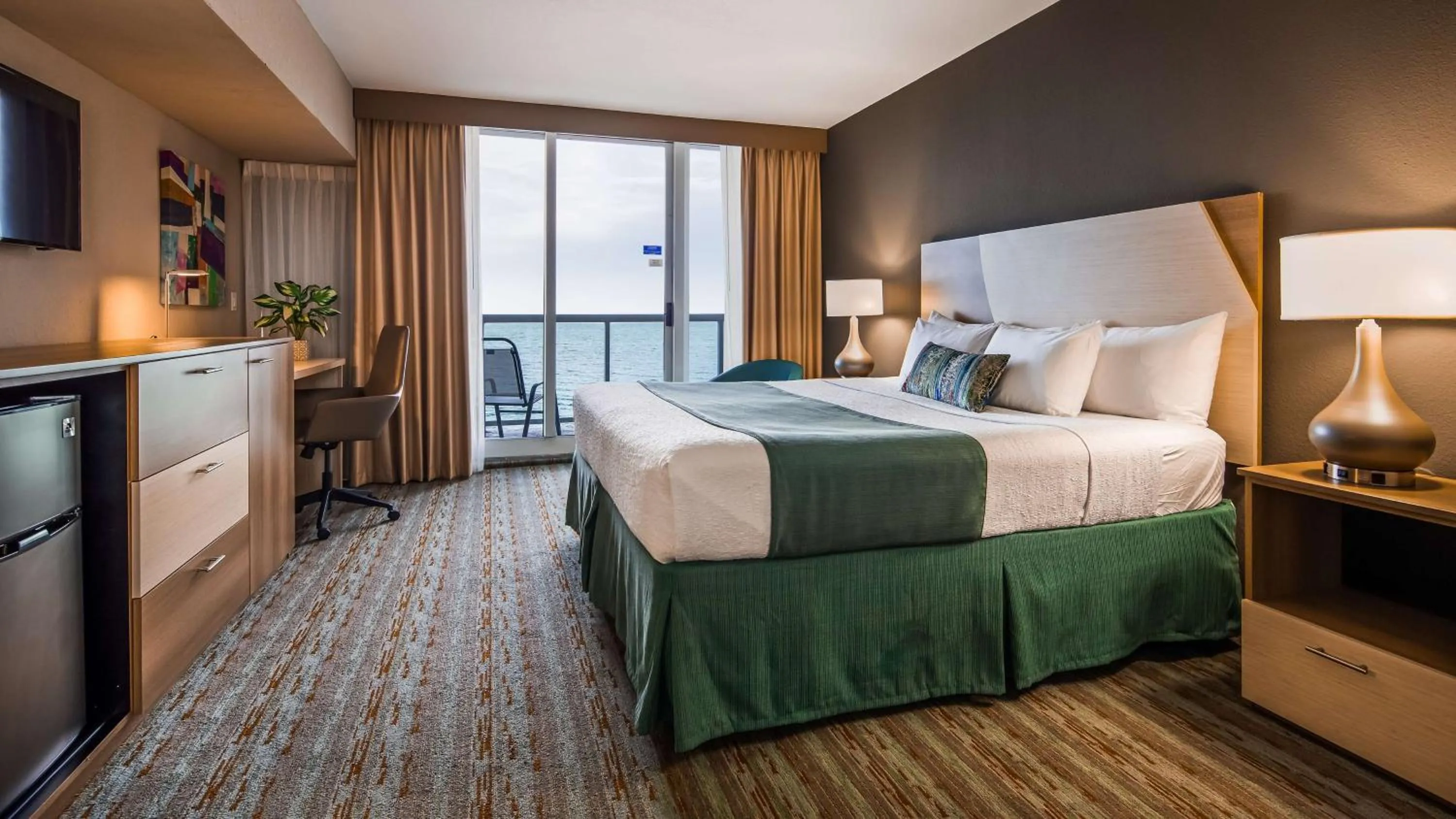 Photo of the whole room, Bed in Best Western Plus Atlantic Beach Resort