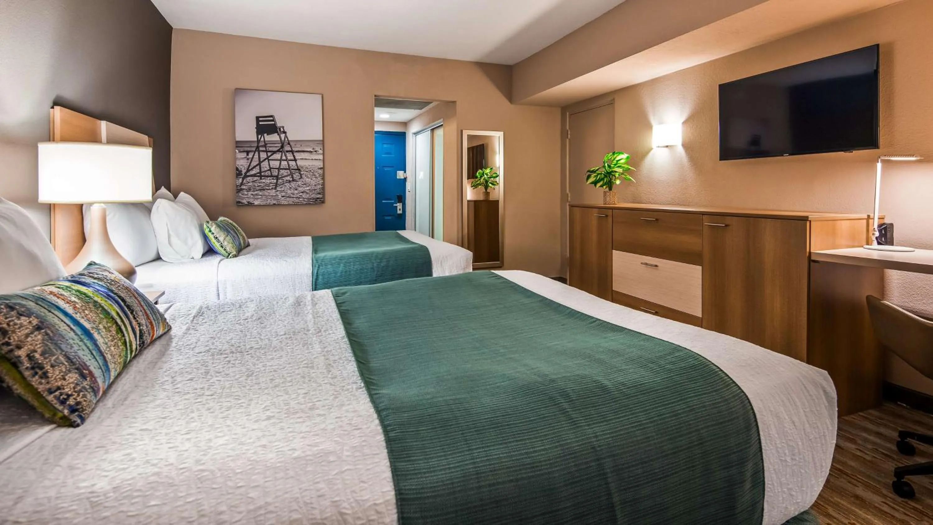 Photo of the whole room, Bed in Best Western Plus Atlantic Beach Resort