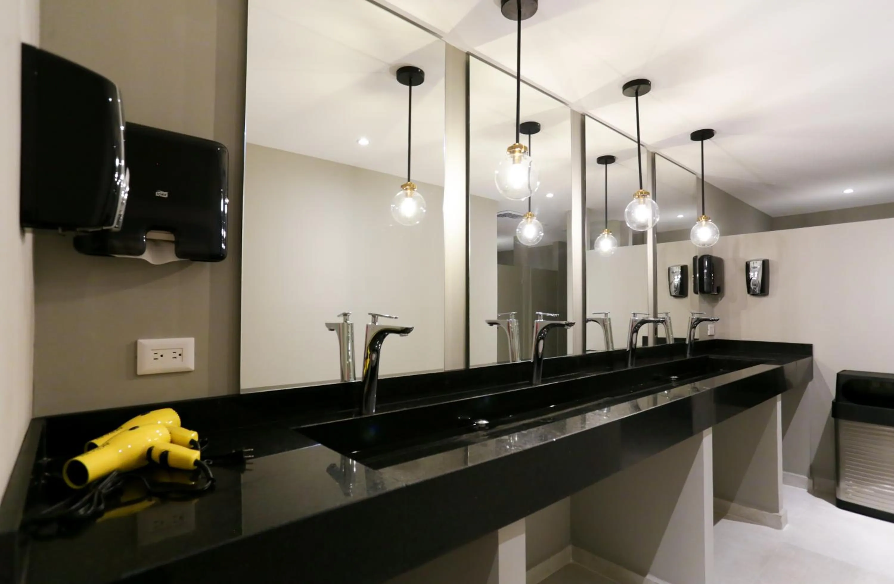 Bathroom in The Yellow Capsule Cancun Close to Airport