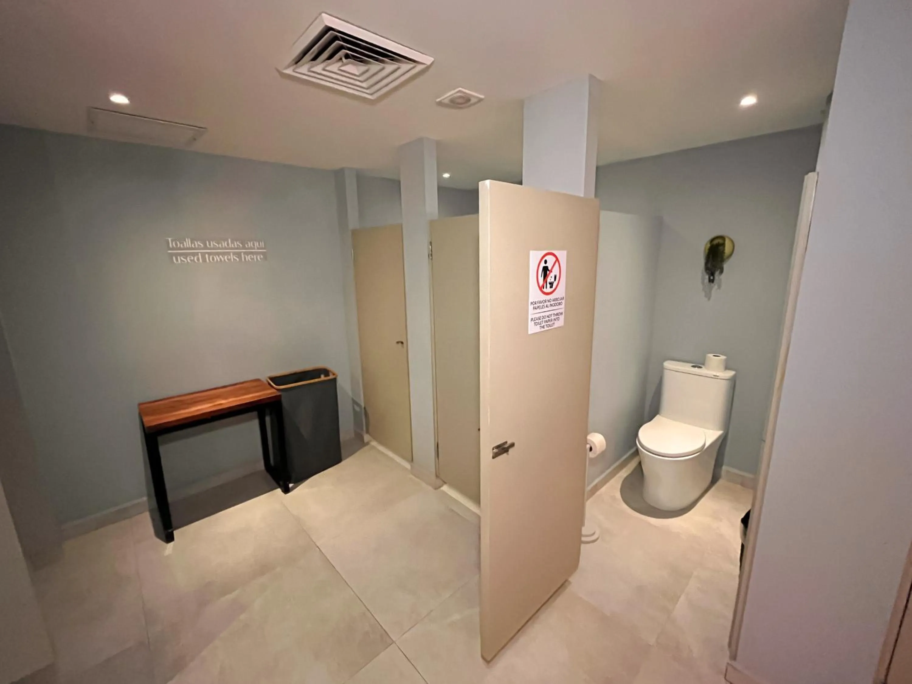 Bathroom in The Yellow Capsule Cancun Close to Airport