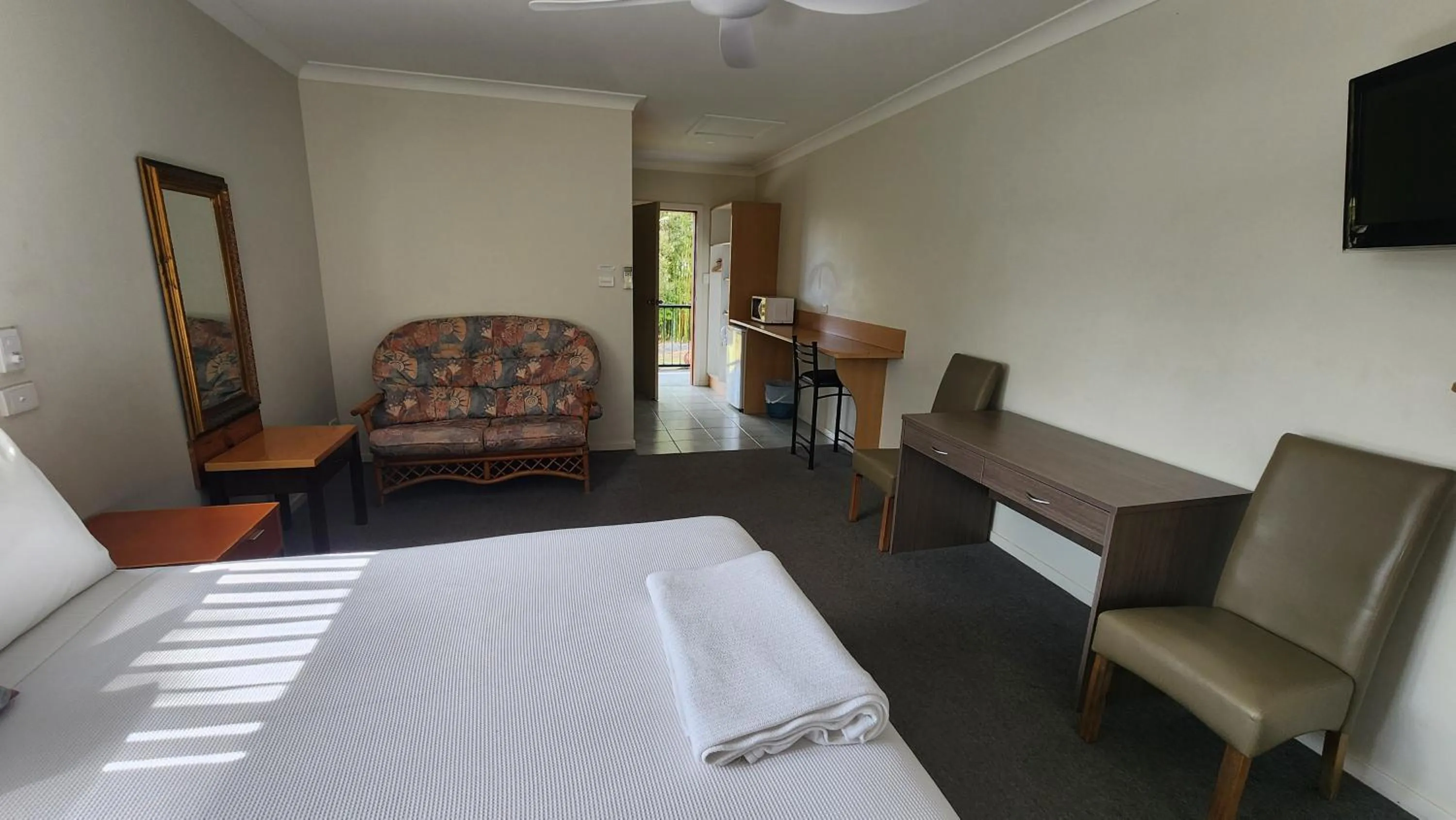 Bed in T's Resort & Motel