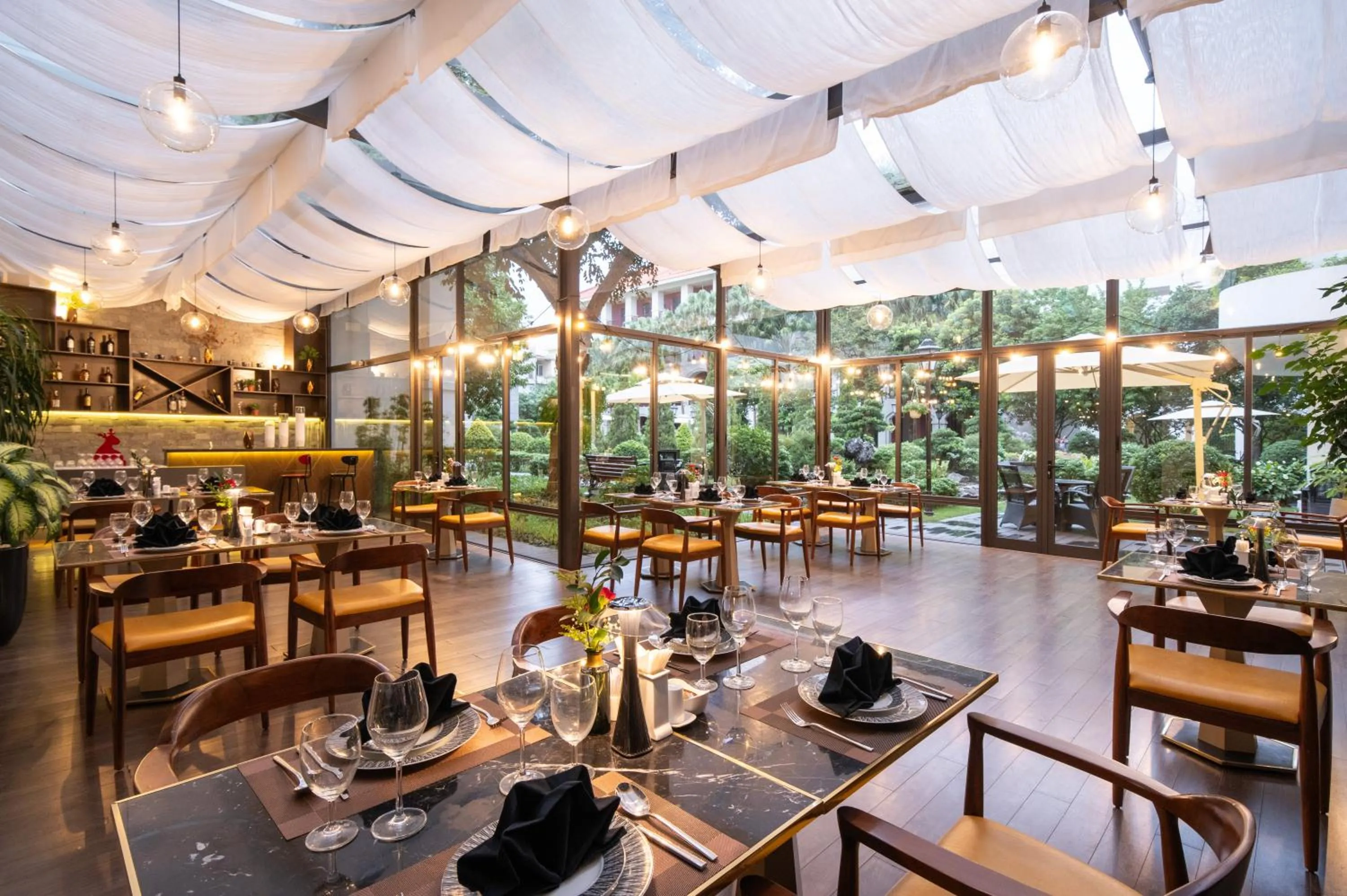 Restaurant/places to eat in Senna Hue Hotel