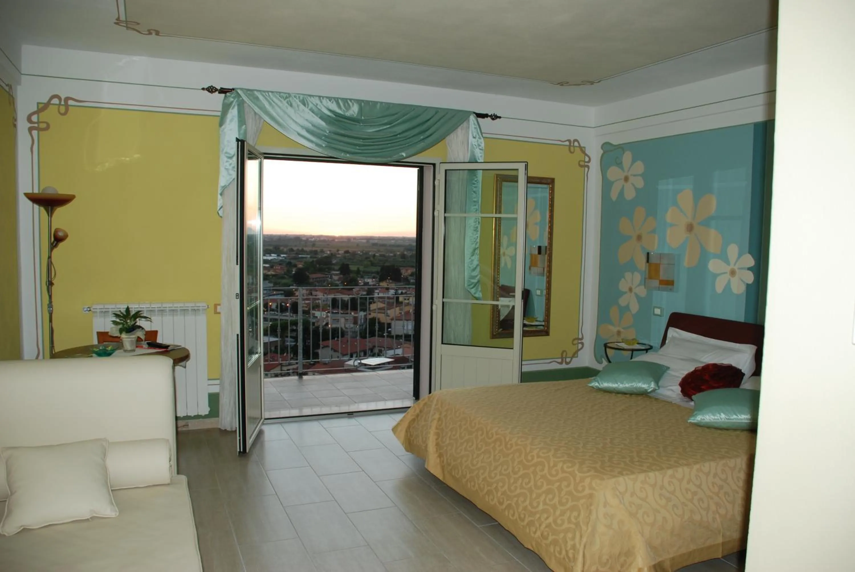 Photo of the whole room, Bed in La Chandelle