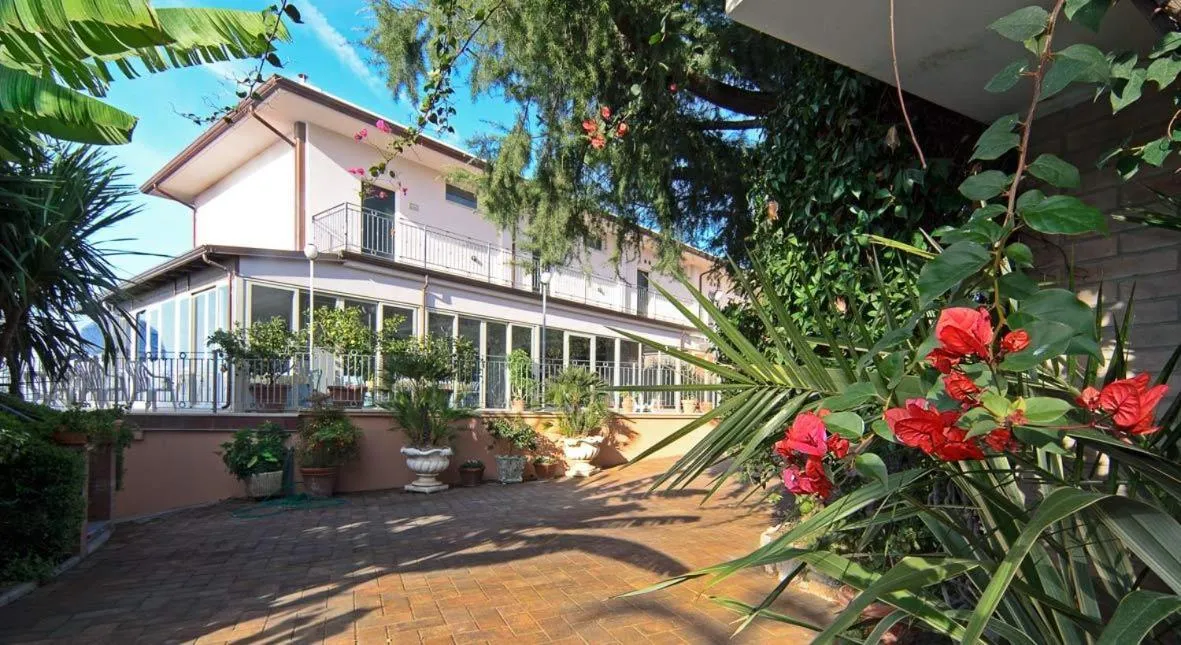 Facade/entrance in La Chandelle