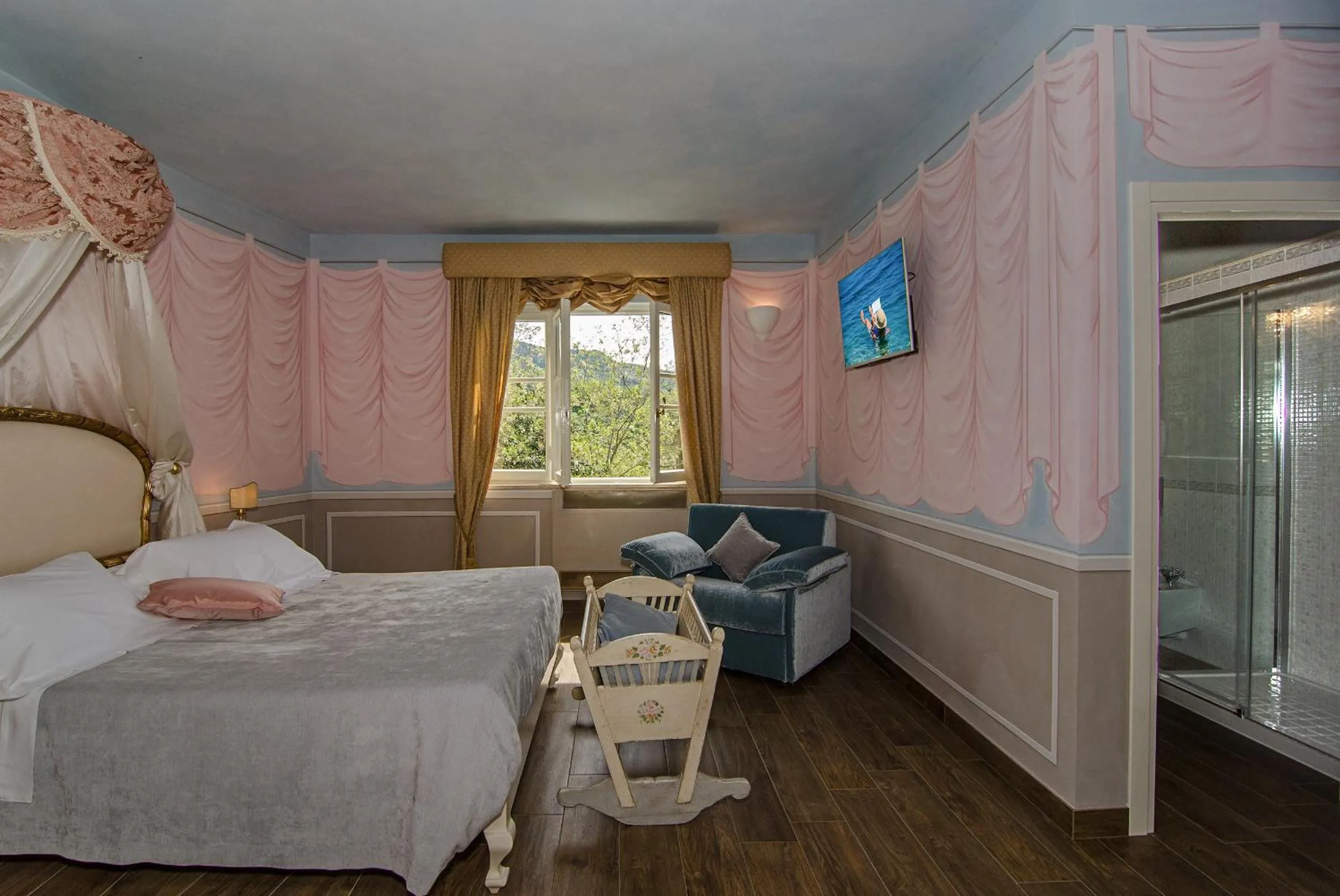 Photo of the whole room, Bed in La Chandelle