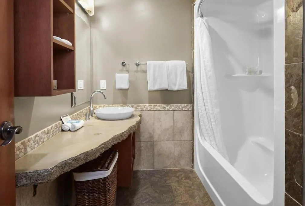 Star Suite -Luxurious condo with 3 fireplaces, and open Pool!