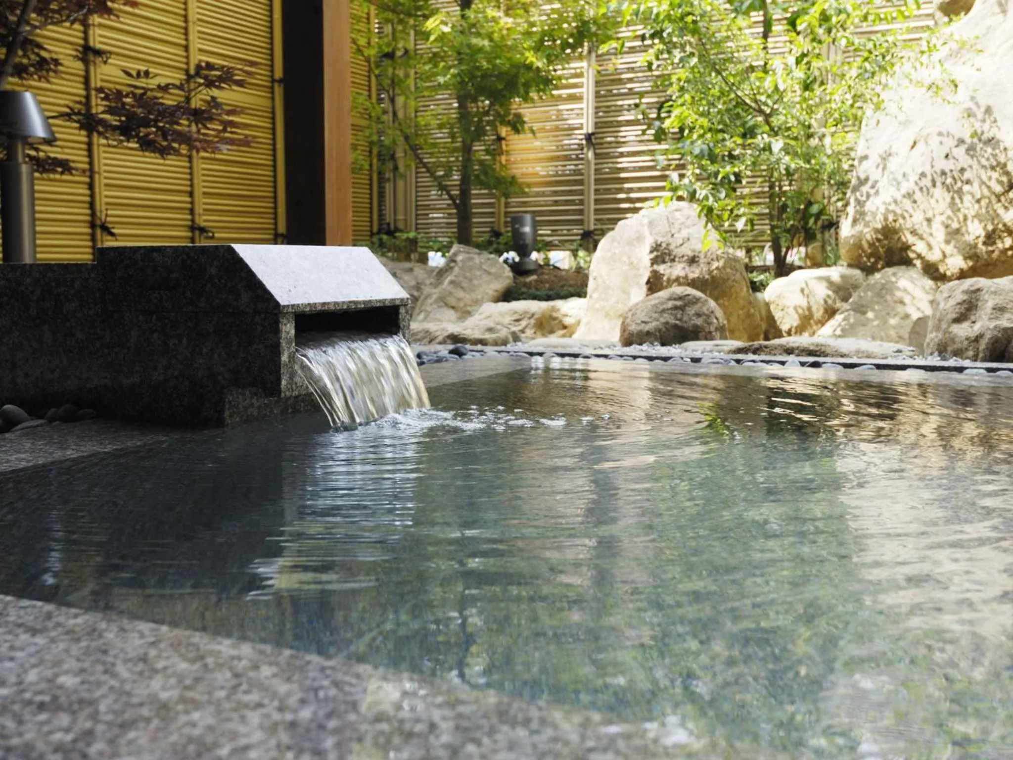 Hot Spring Bath in Auberge de South Terrace