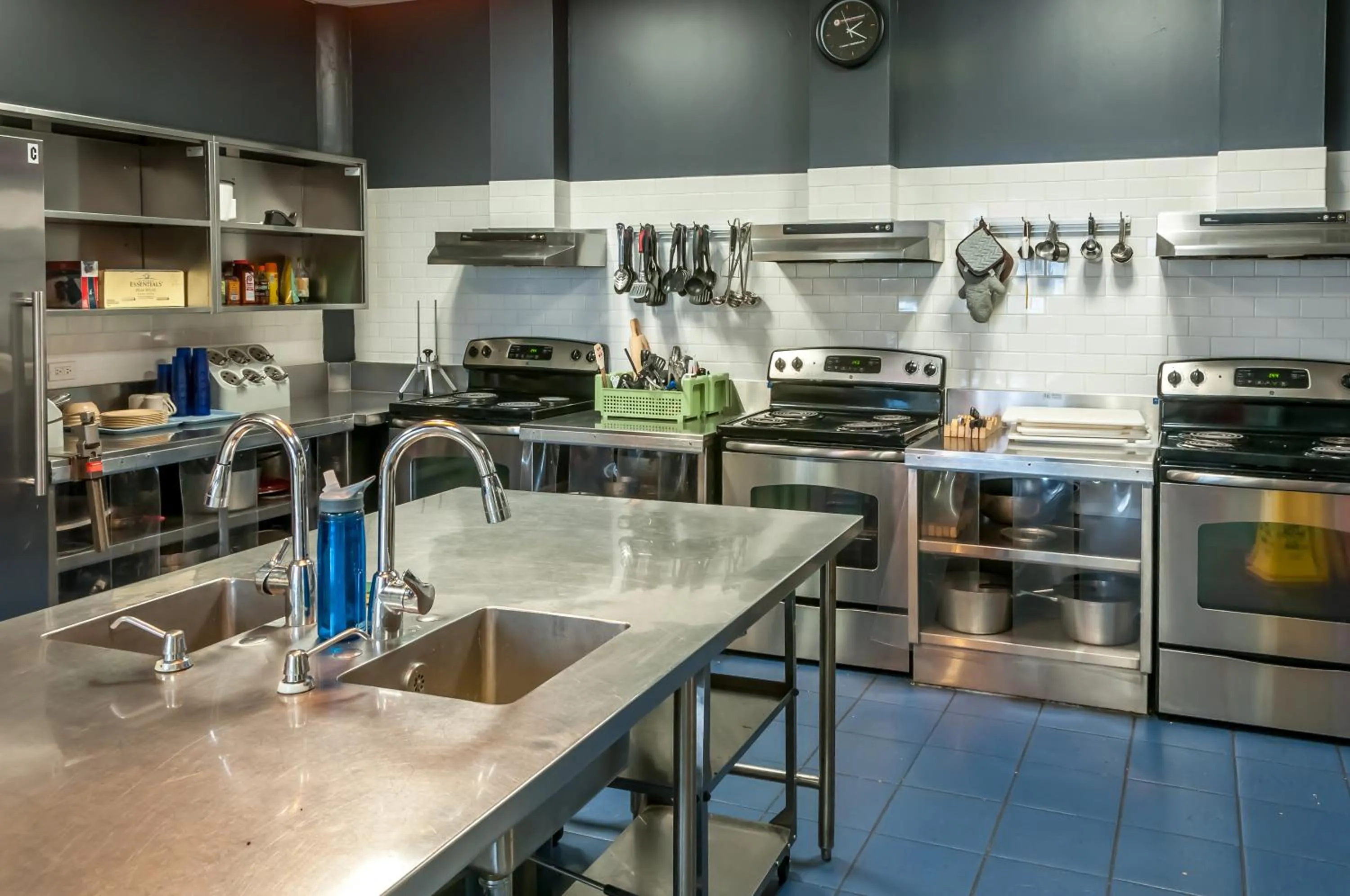 Communal kitchen in HI Chicago Hostel