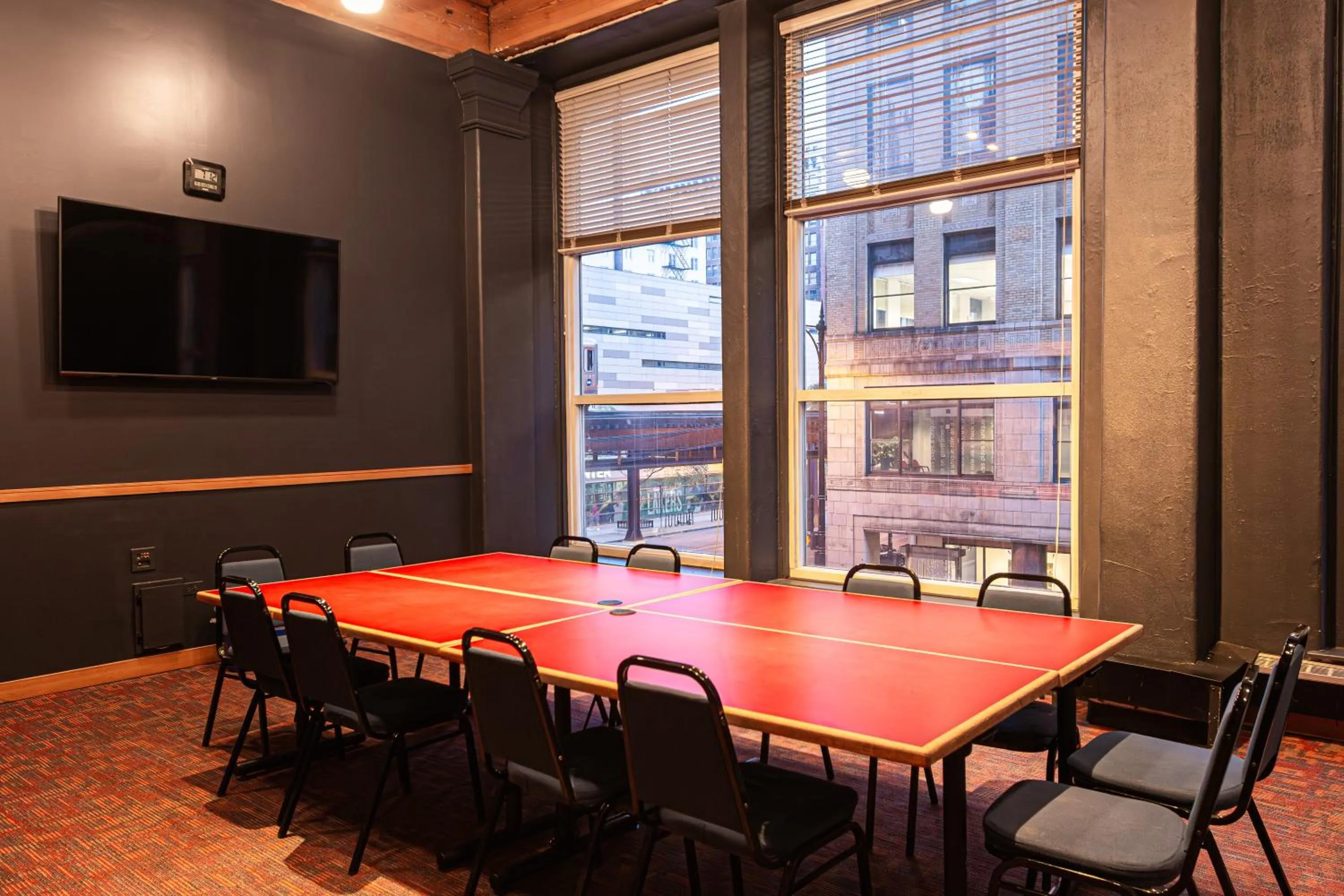Meeting/conference room in HI Chicago Hostel