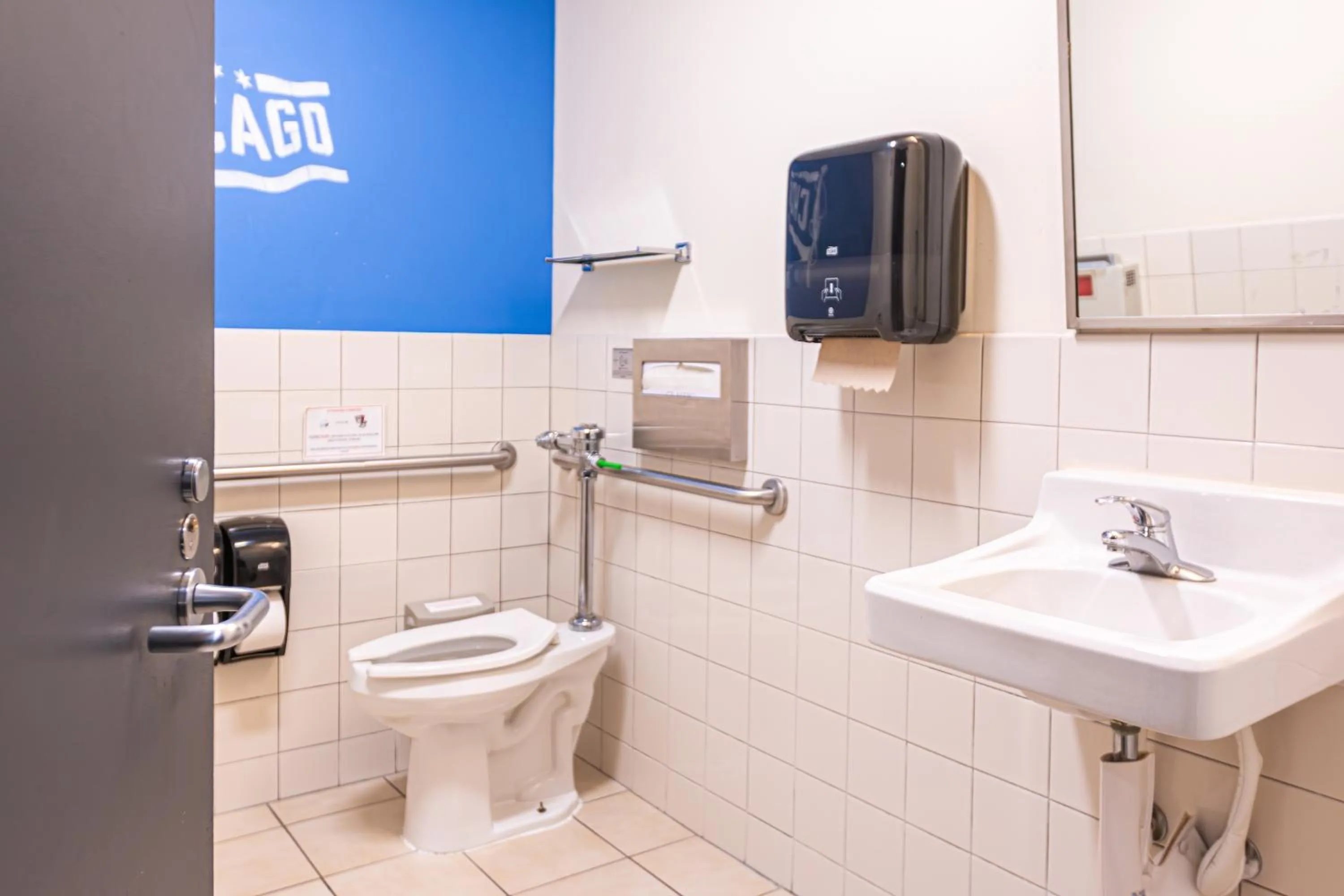 Bathroom in HI Chicago Hostel