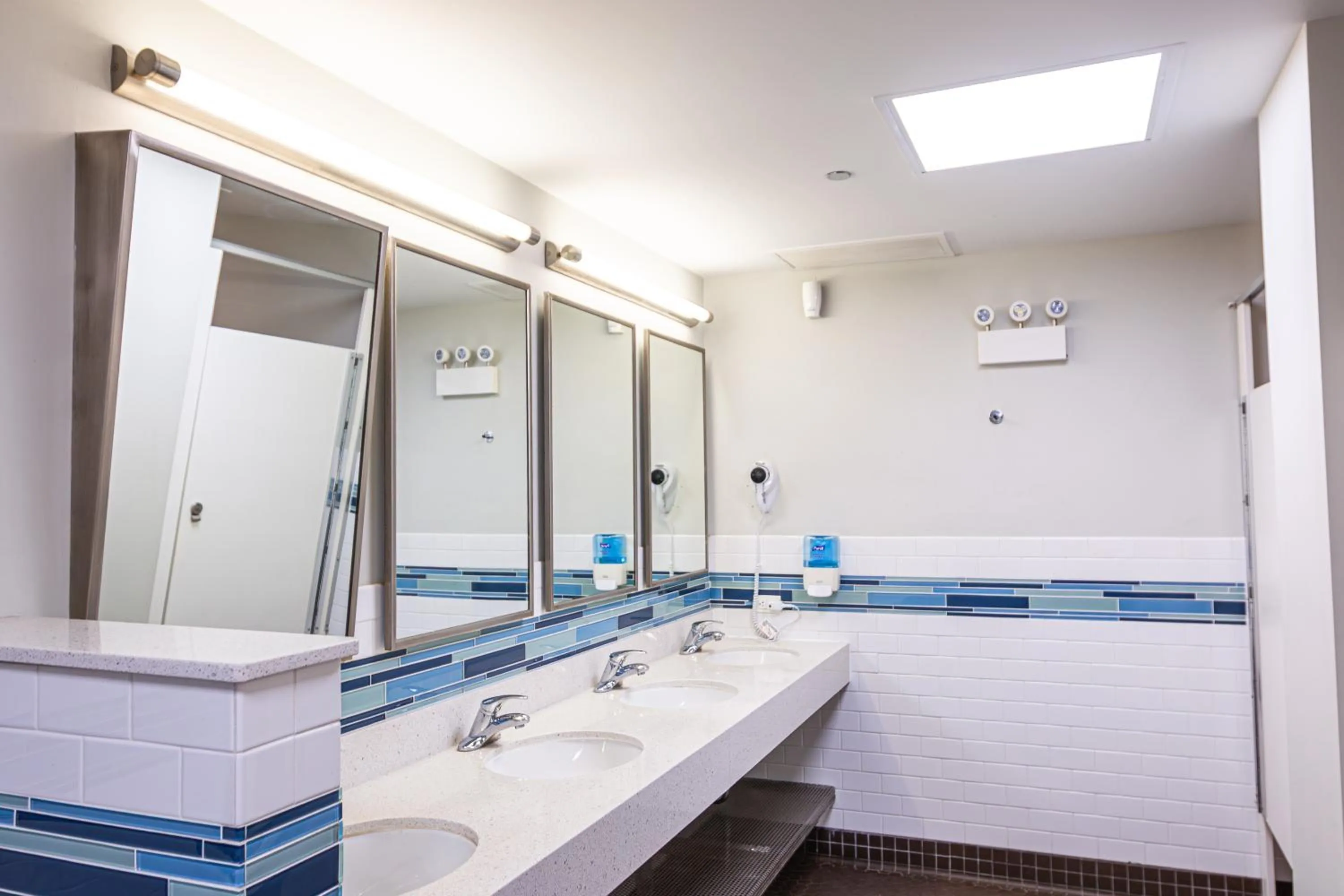 Bathroom in HI Chicago Hostel