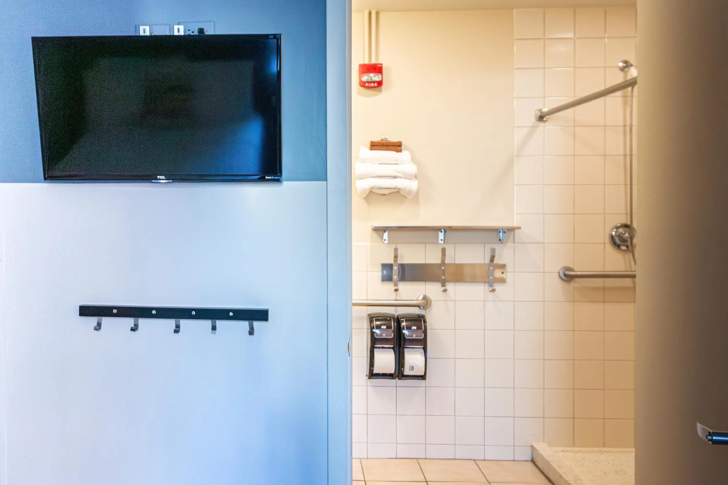 Bathroom in HI Chicago Hostel