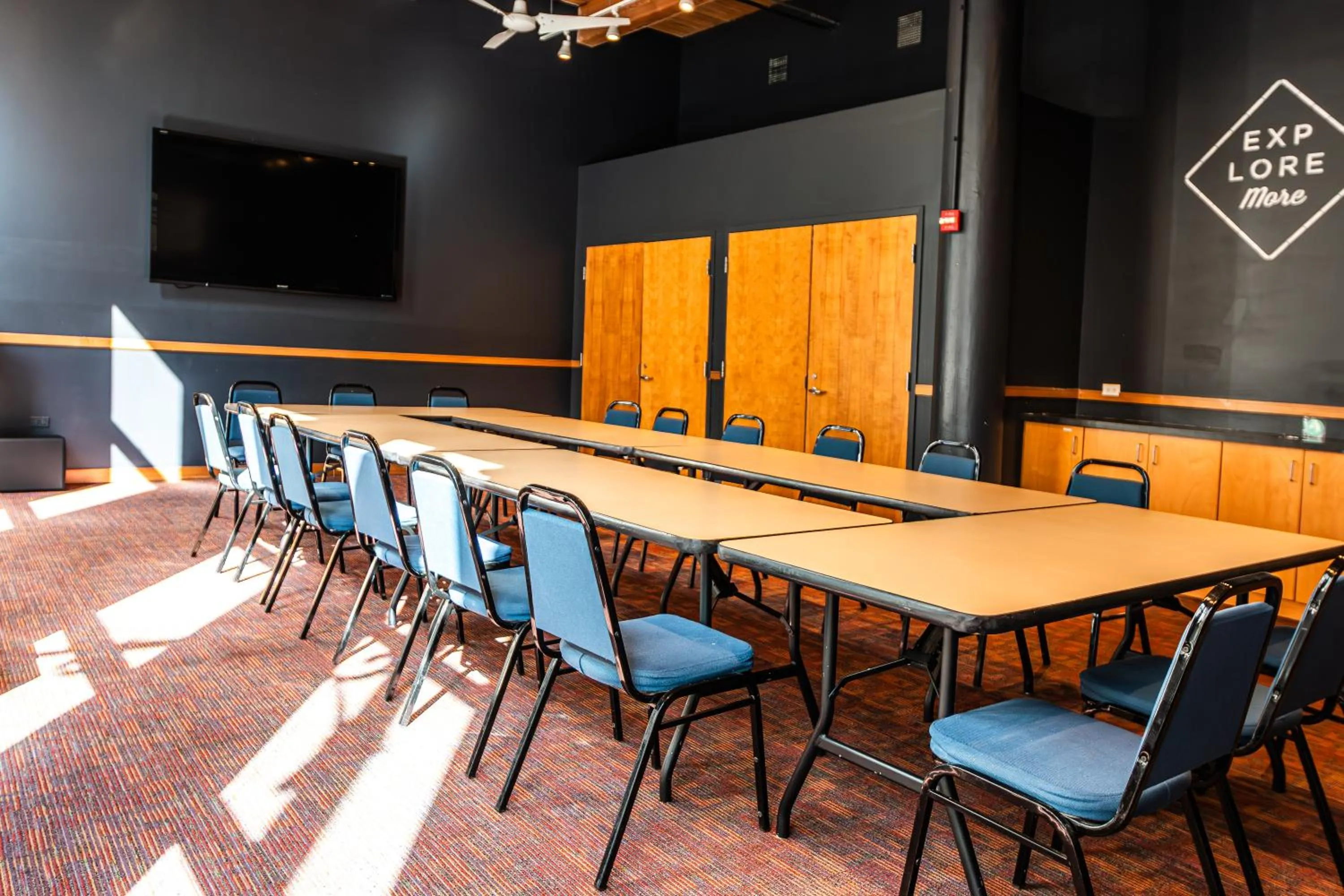 Meeting/conference room in HI Chicago Hostel