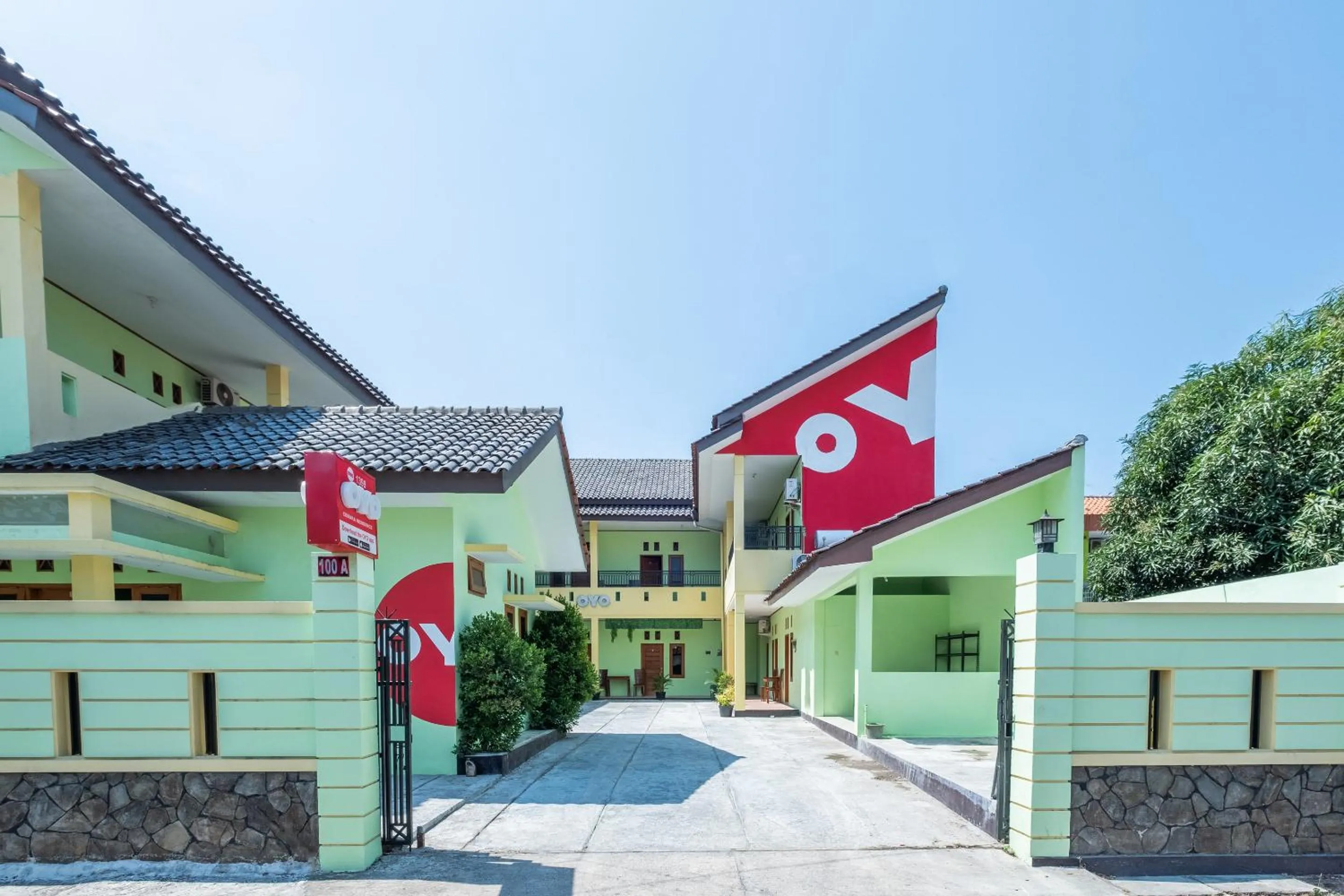 Facade/entrance in OYO 1399 Cemara Residence Syariah