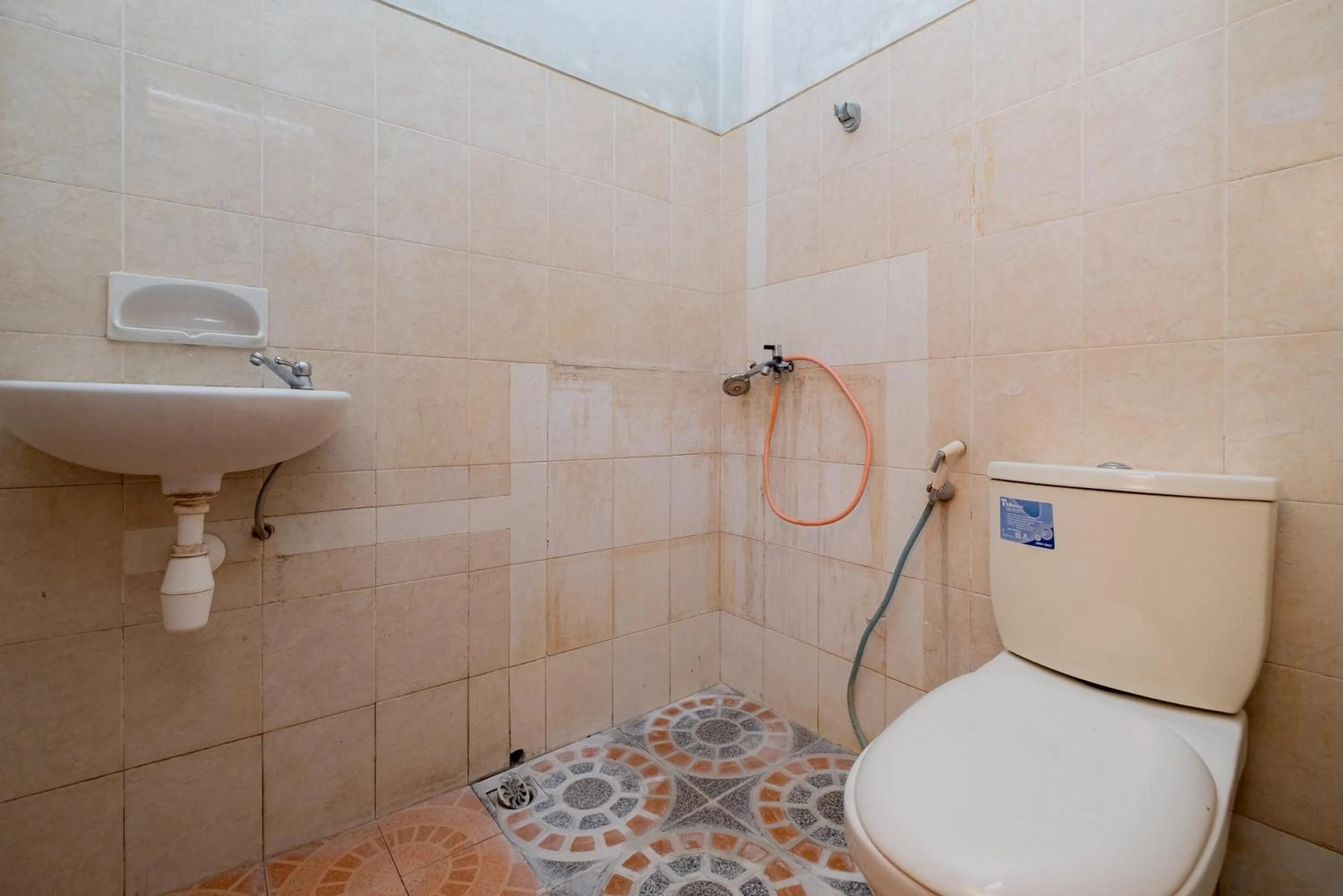 Bathroom in RedDoorz Syariah at Jalan Sunan Giri Tuban