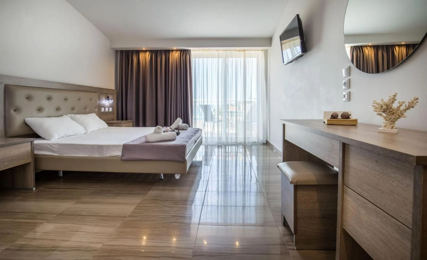 Photo of the whole room, Bed in Green Bay