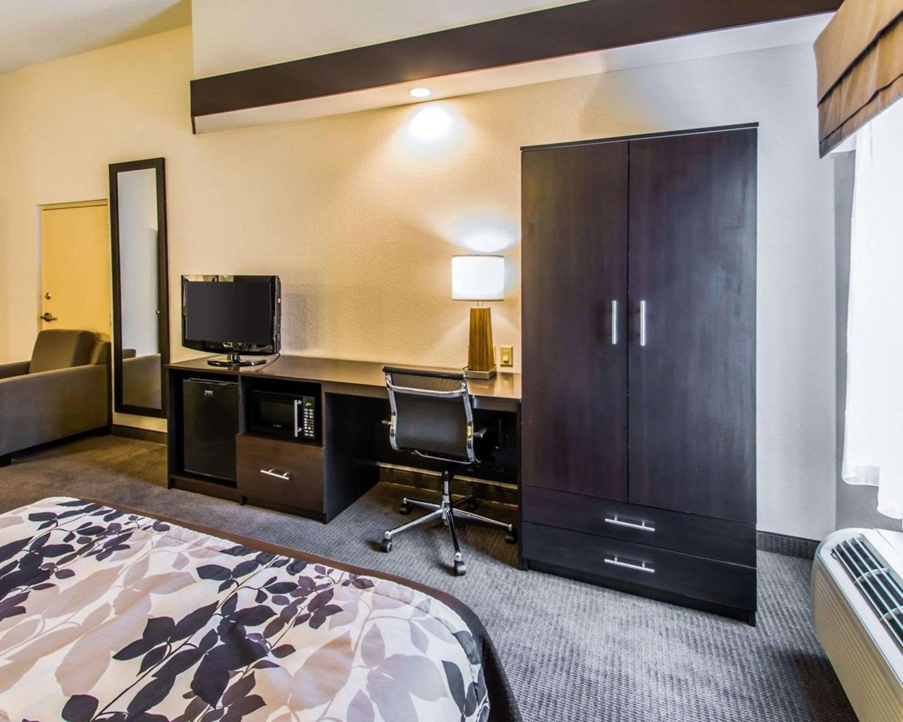 Photo of the whole room, Bed in Sleep Inn & Suites Orlando International Airport