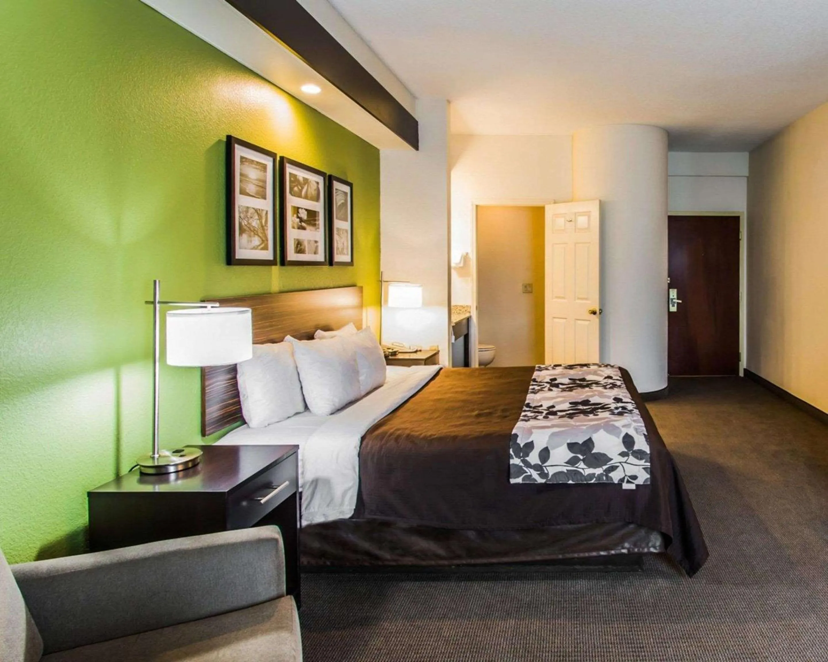 Photo of the whole room, Bed in Sleep Inn & Suites Orlando International Airport