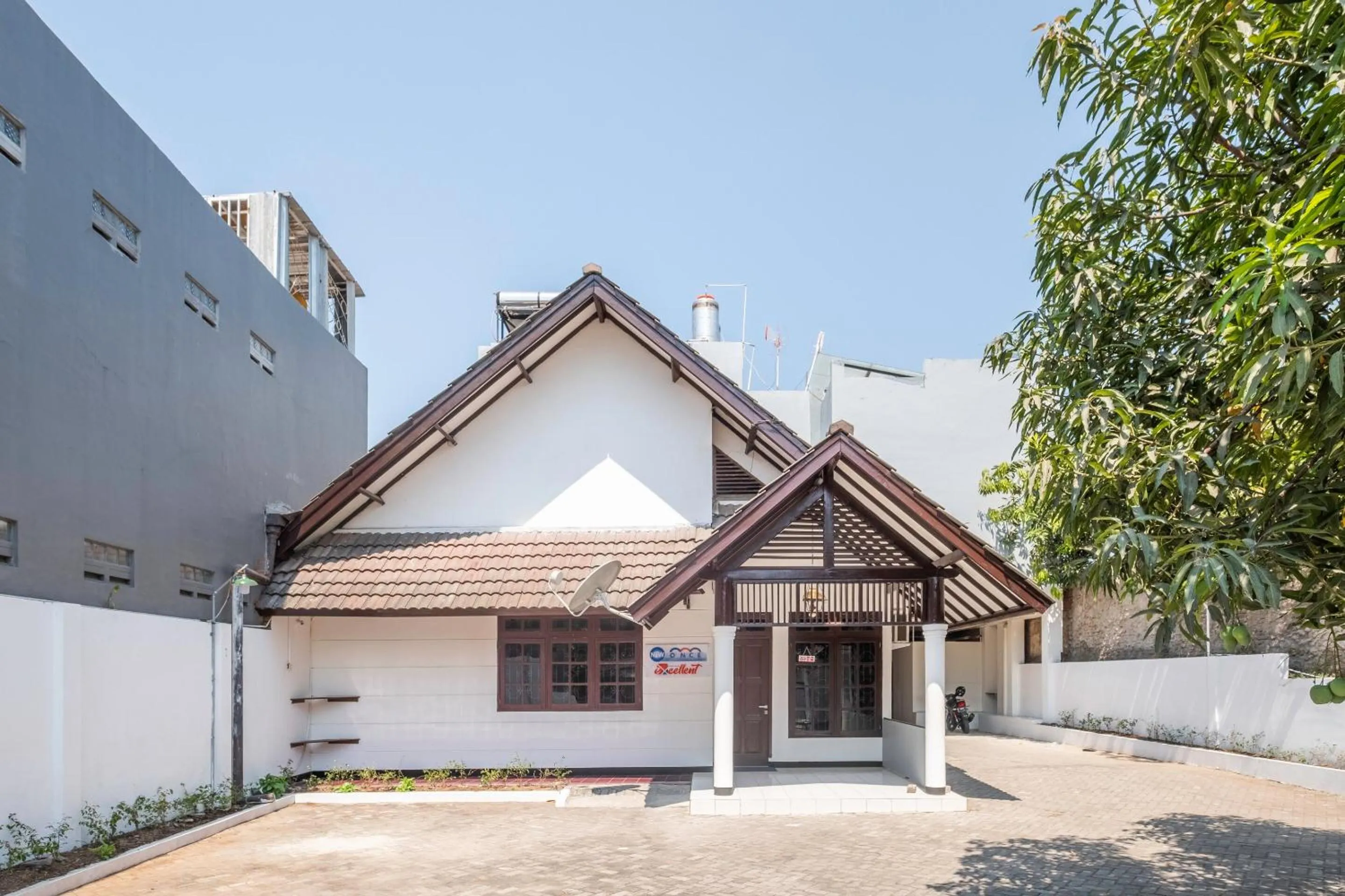 Facade/entrance in Super OYO 1568 Stasiun Ka Cirebon Guest House
