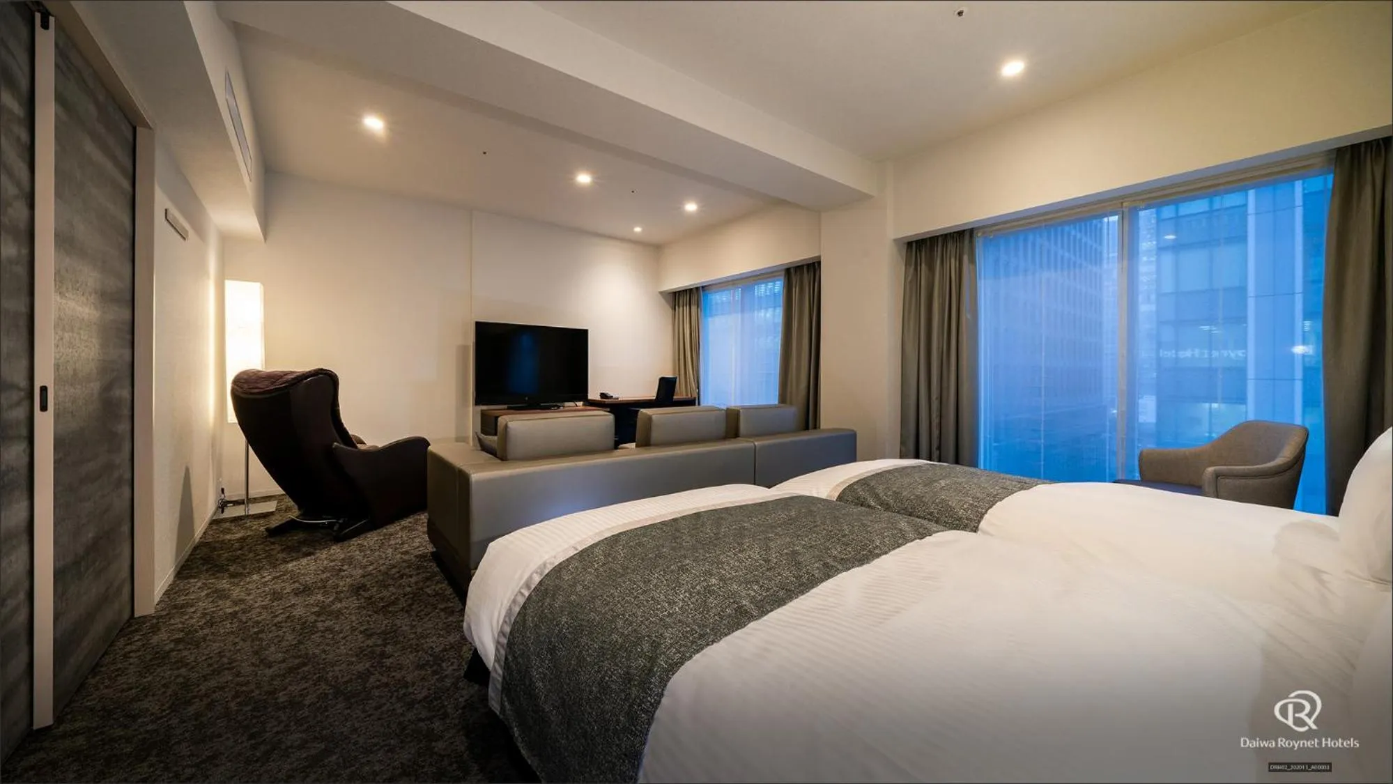 Photo of the whole room, Bed in Daiwa Roynet Hotel Tokyo Kyobashi PREMIER