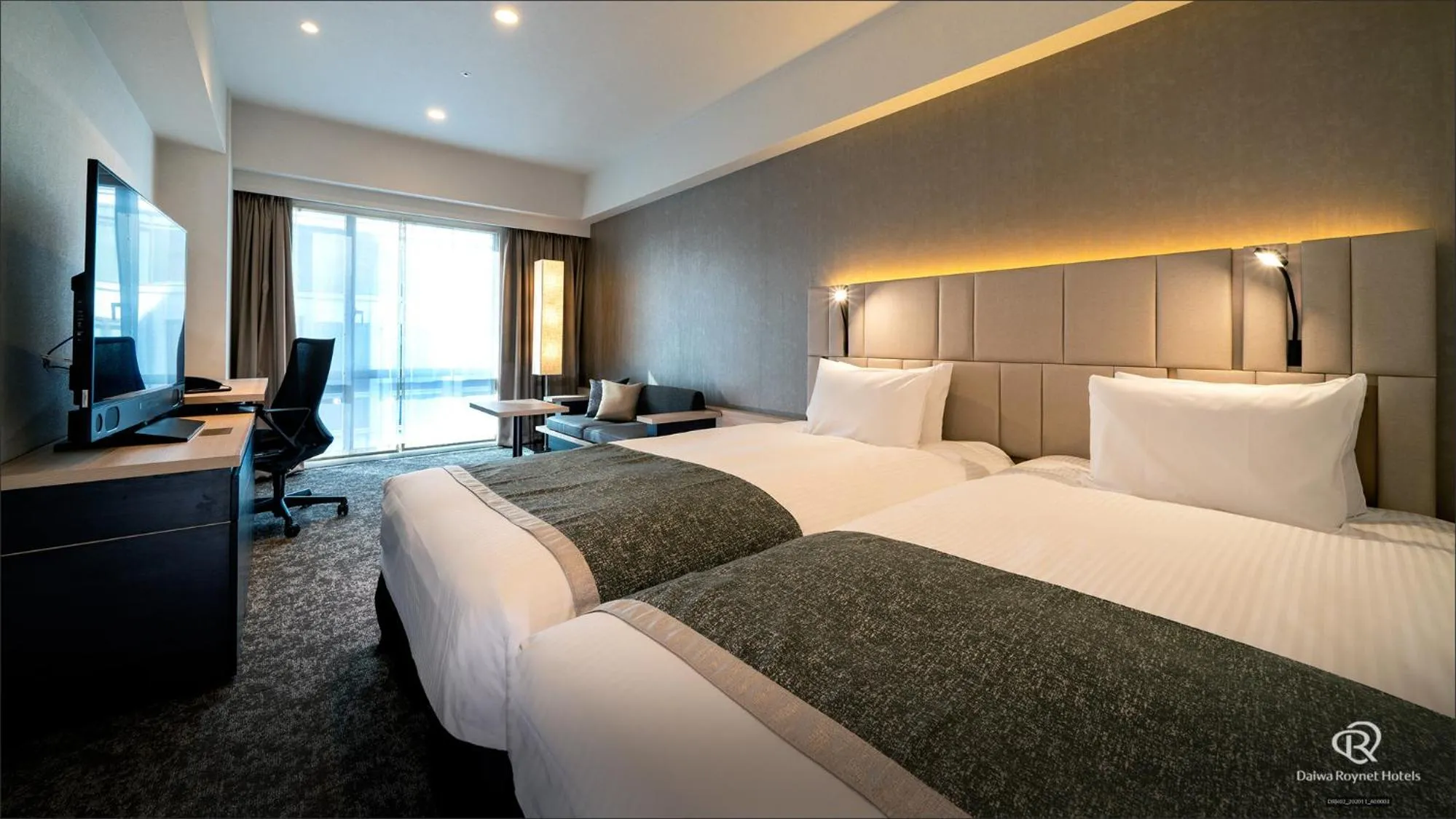 Photo of the whole room, Bed in Daiwa Roynet Hotel Tokyo Kyobashi PREMIER