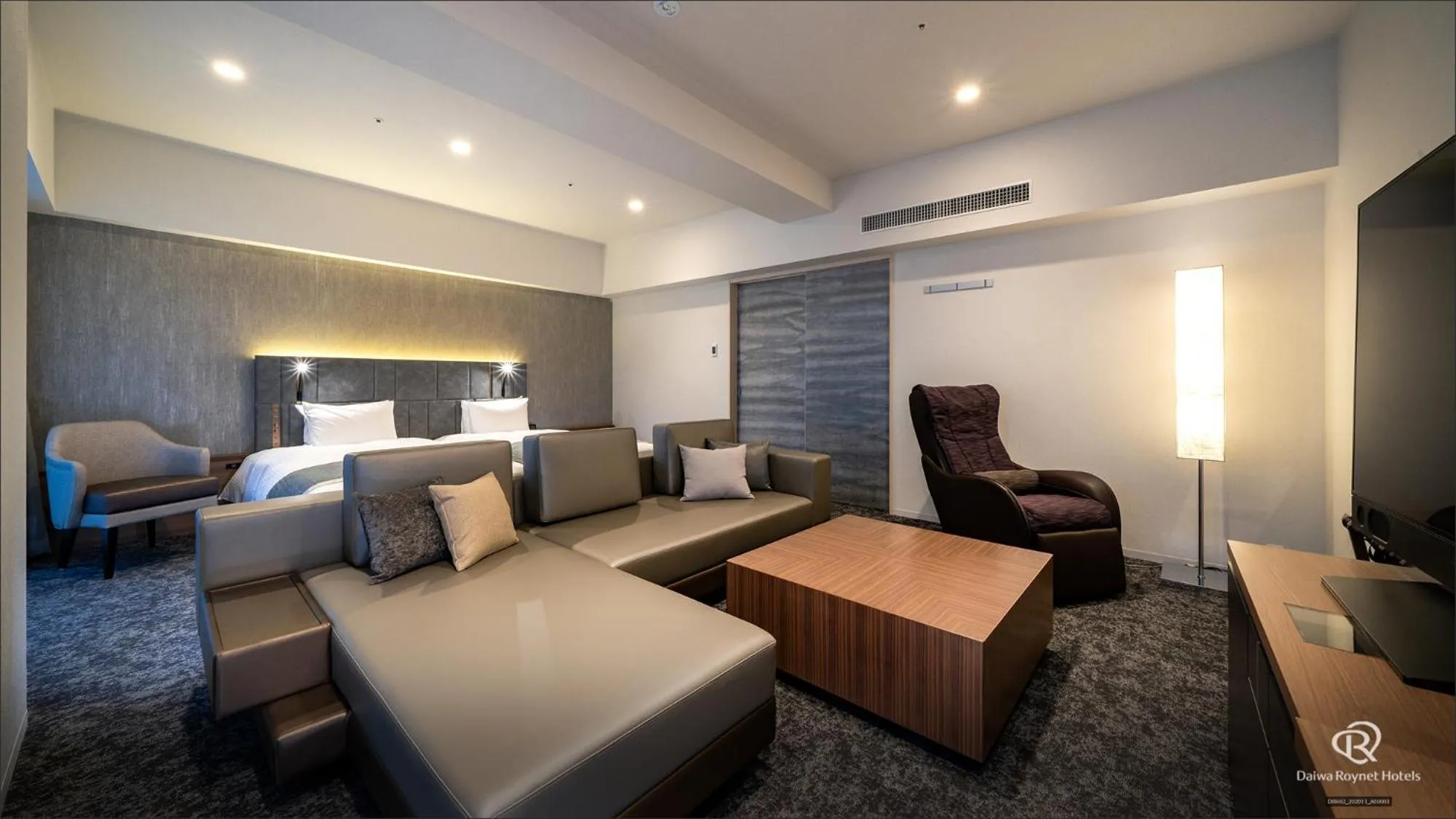 Photo of the whole room, Bed in Daiwa Roynet Hotel Tokyo Kyobashi PREMIER