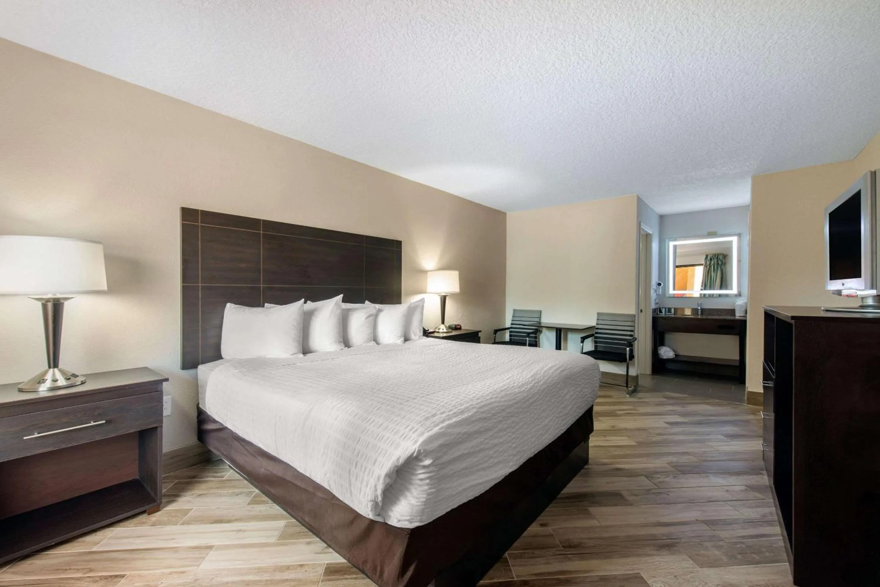 Photo of the whole room, Bed in Clarion Inn & Suites Kissimmee-Lake Buena Vista South