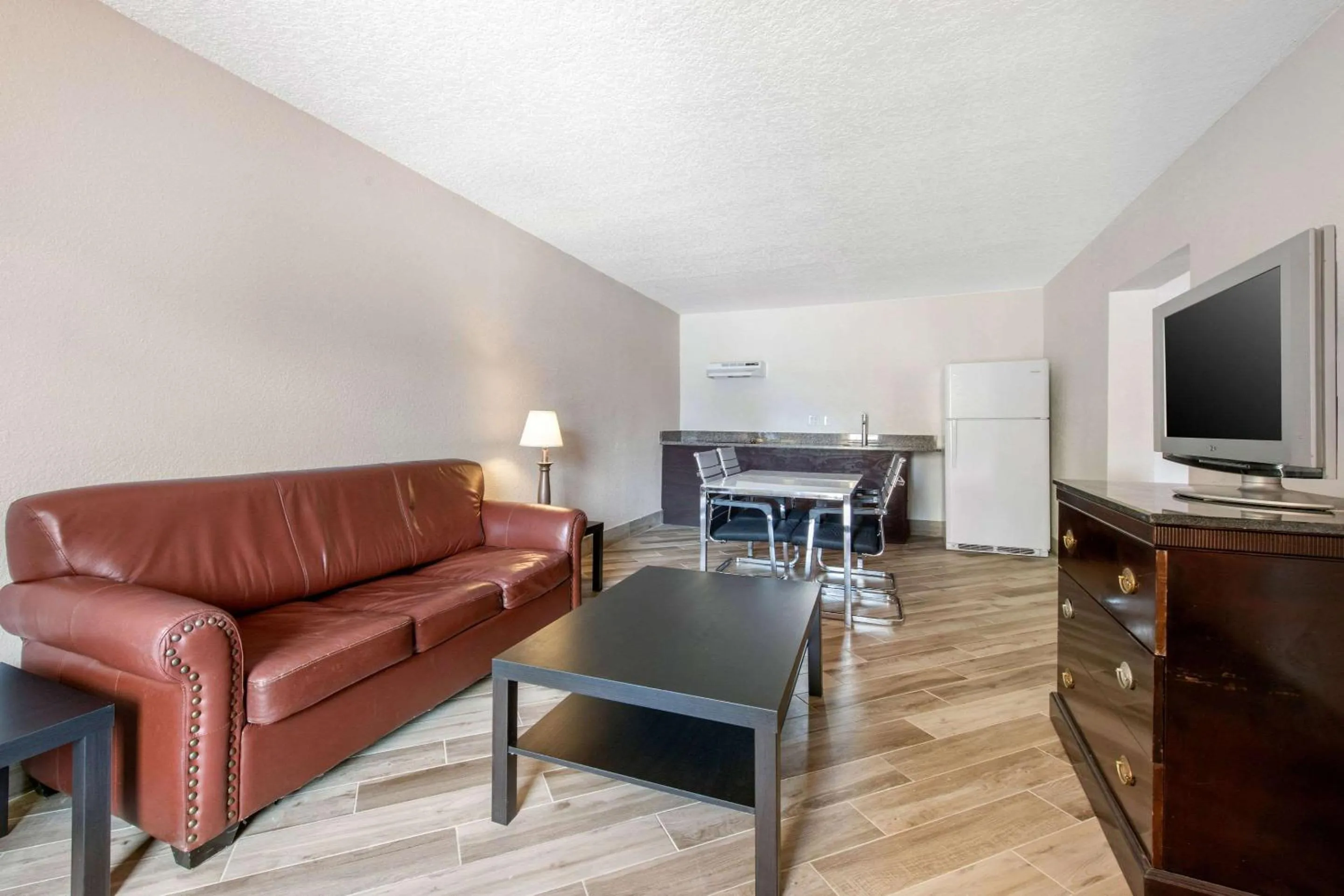 Communal lounge/ TV room in Clarion Inn & Suites Kissimmee-Lake Buena Vista South