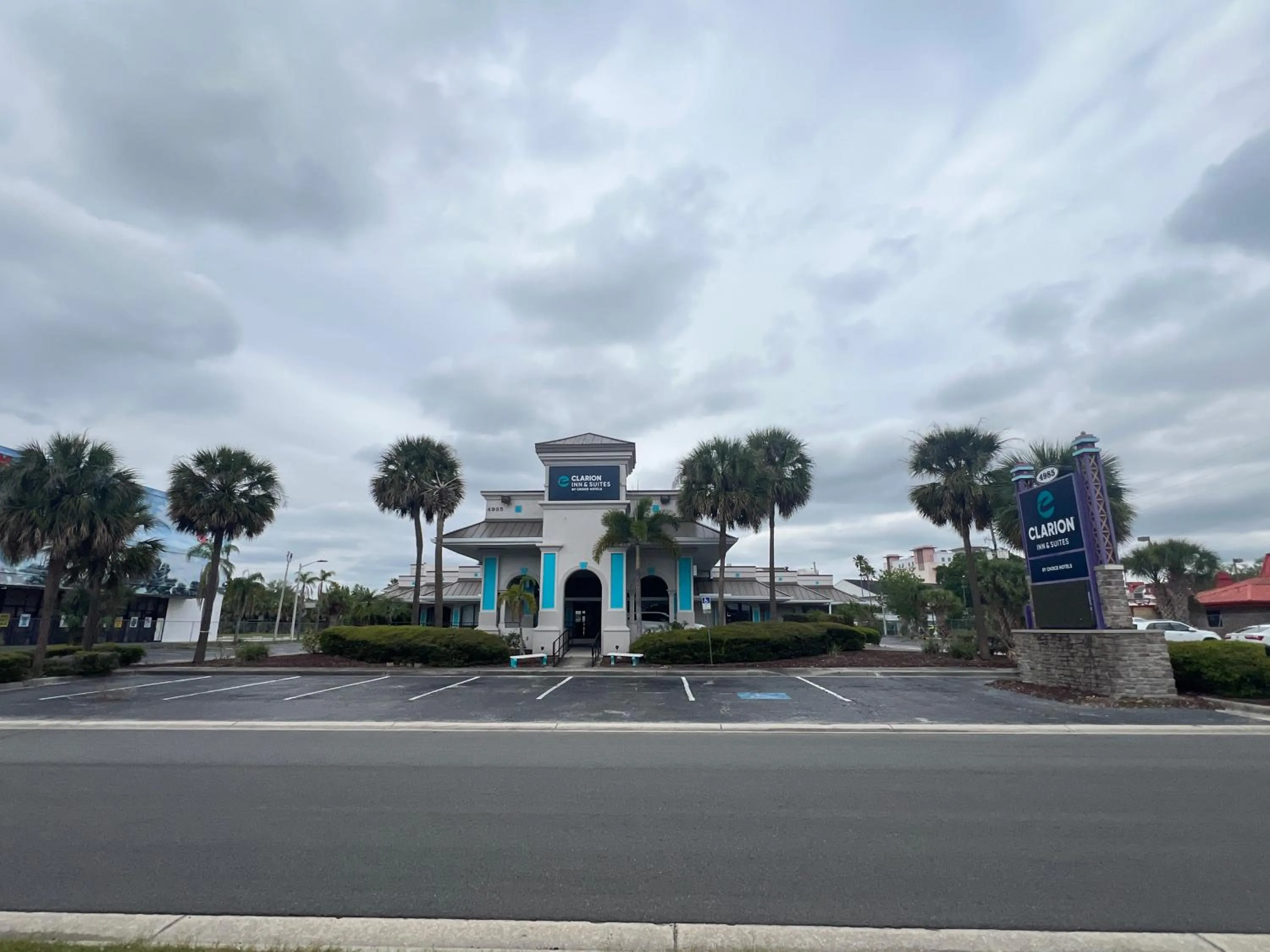 Property building in Clarion Inn & Suites Kissimmee-Lake Buena Vista South