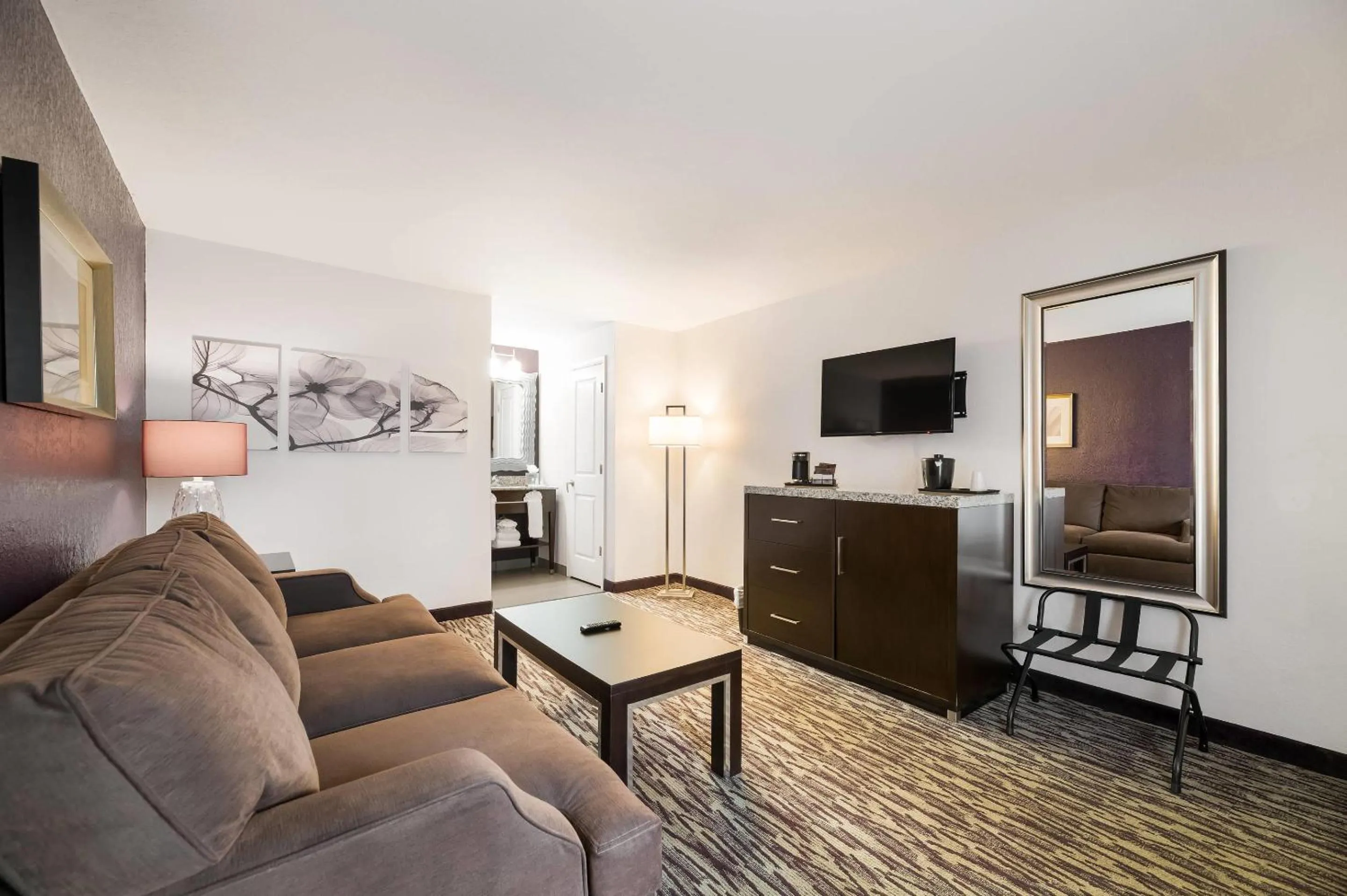 Bedroom in Clarion Inn & Suites Across From Universal Orlando Resort