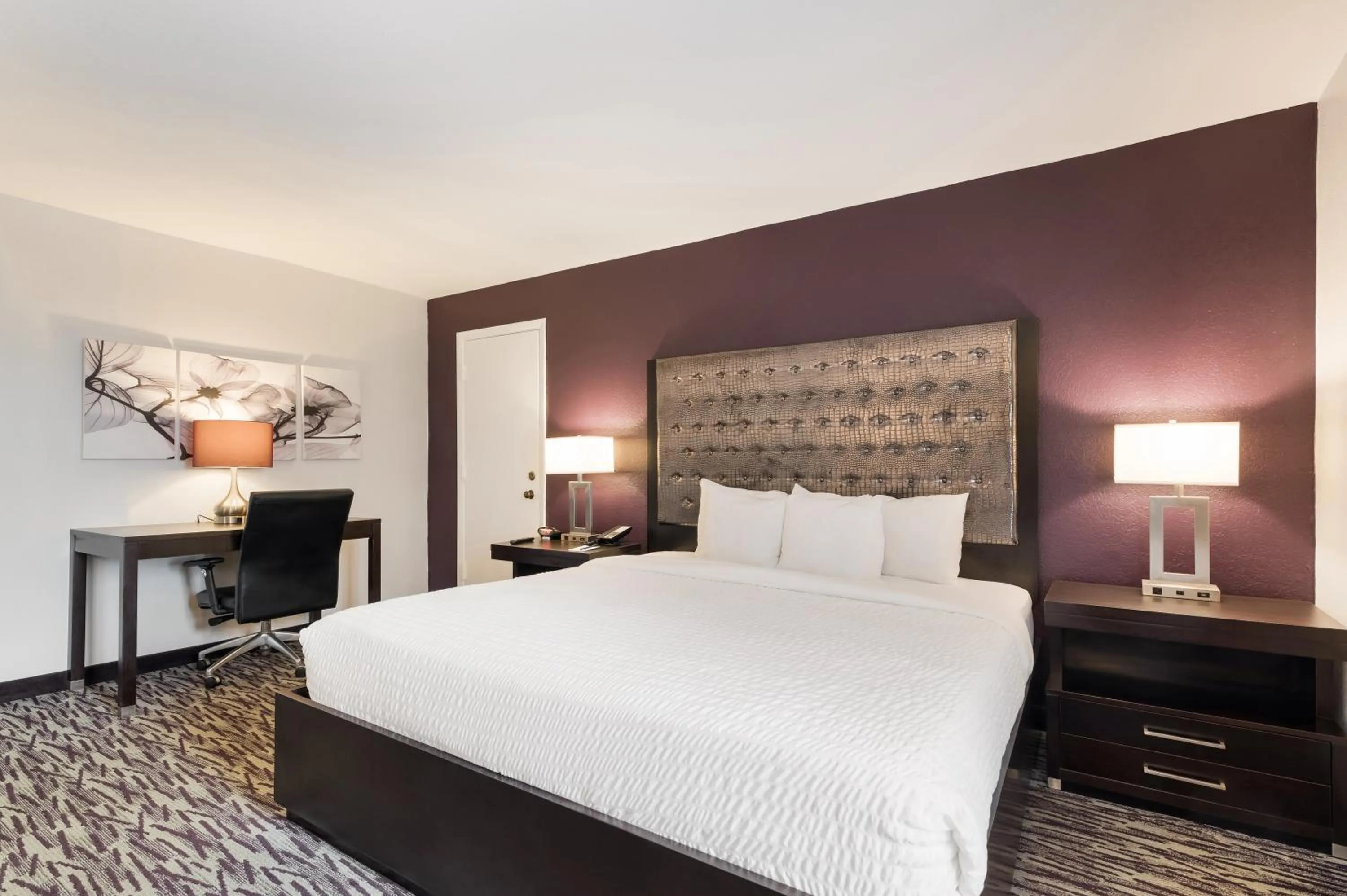 Bedroom, Bed in Clarion Inn & Suites Across From Universal Orlando Resort